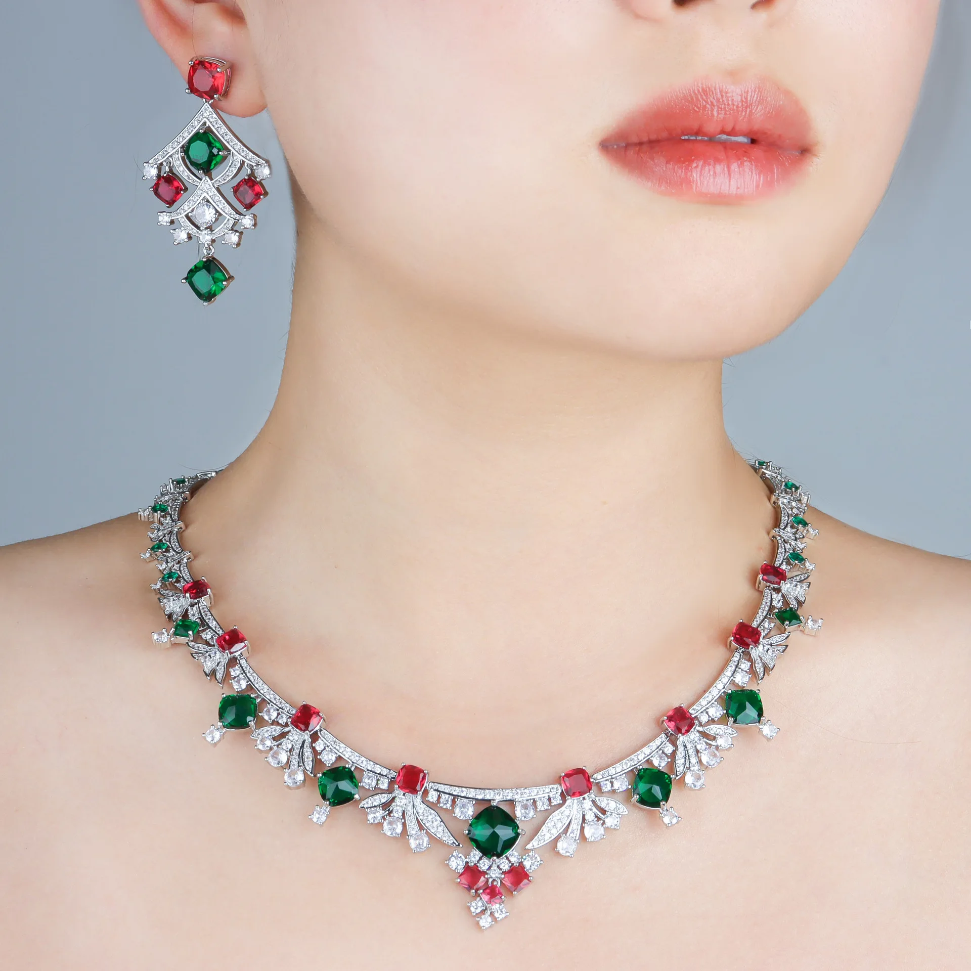 Женский комплект ожерелья и серег с цветными драгоценными камнями, роскошный нерегулярный дизайн, позолоченные ювелирные изделия премиум-класса 18 карат
Женский комплект ожерелья и серег с цветными драгоценными камнями, роскошный нерегулярный дизайн, позолоченные ювелирные изделия премиум-класса 18 карат