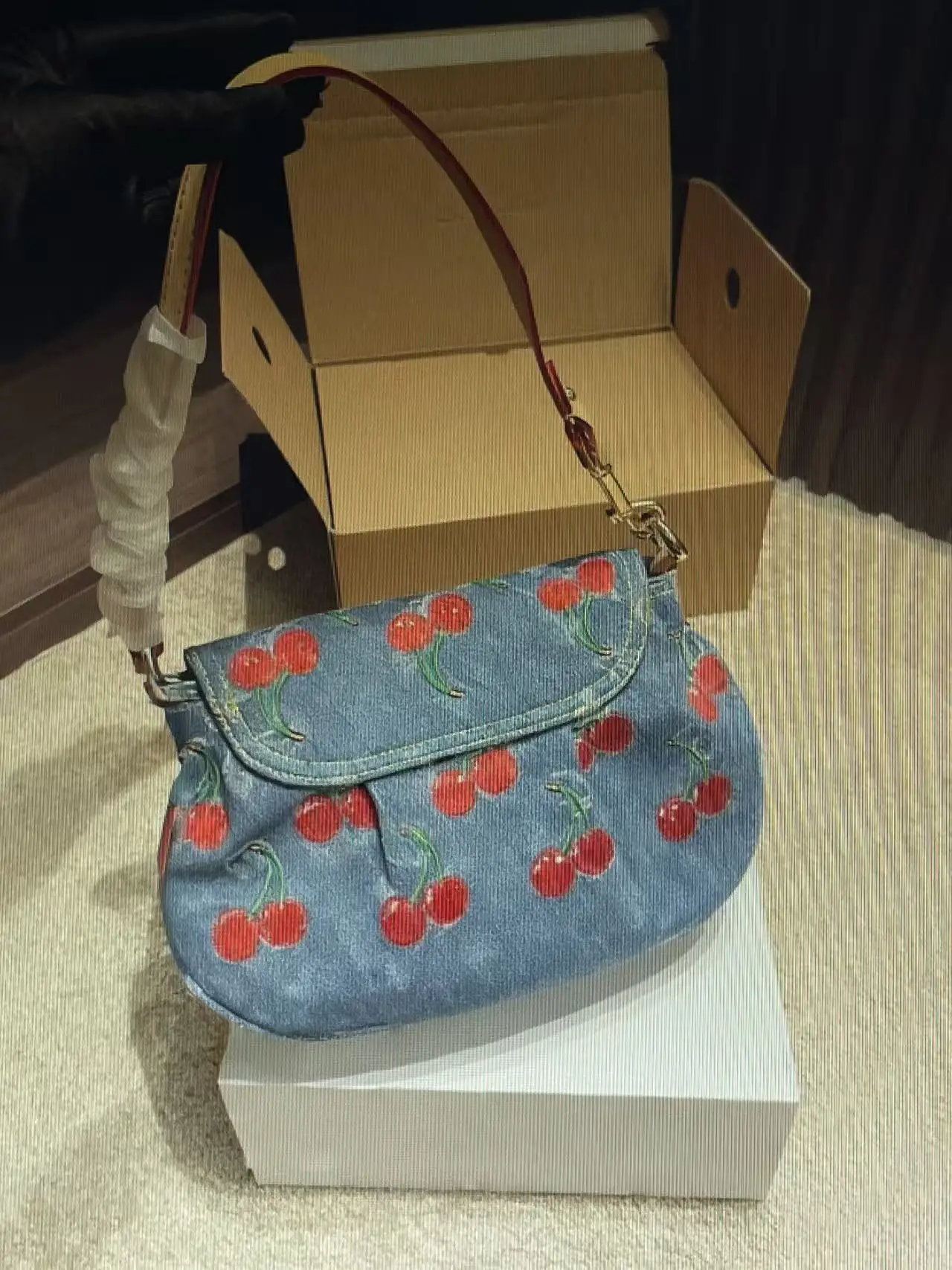 2025 New Design Women's Cherry Cowboy Underarm Bag 24*19 cm
2025 New Design Women's Cherry Cowboy Underarm Bag 24*19 cm