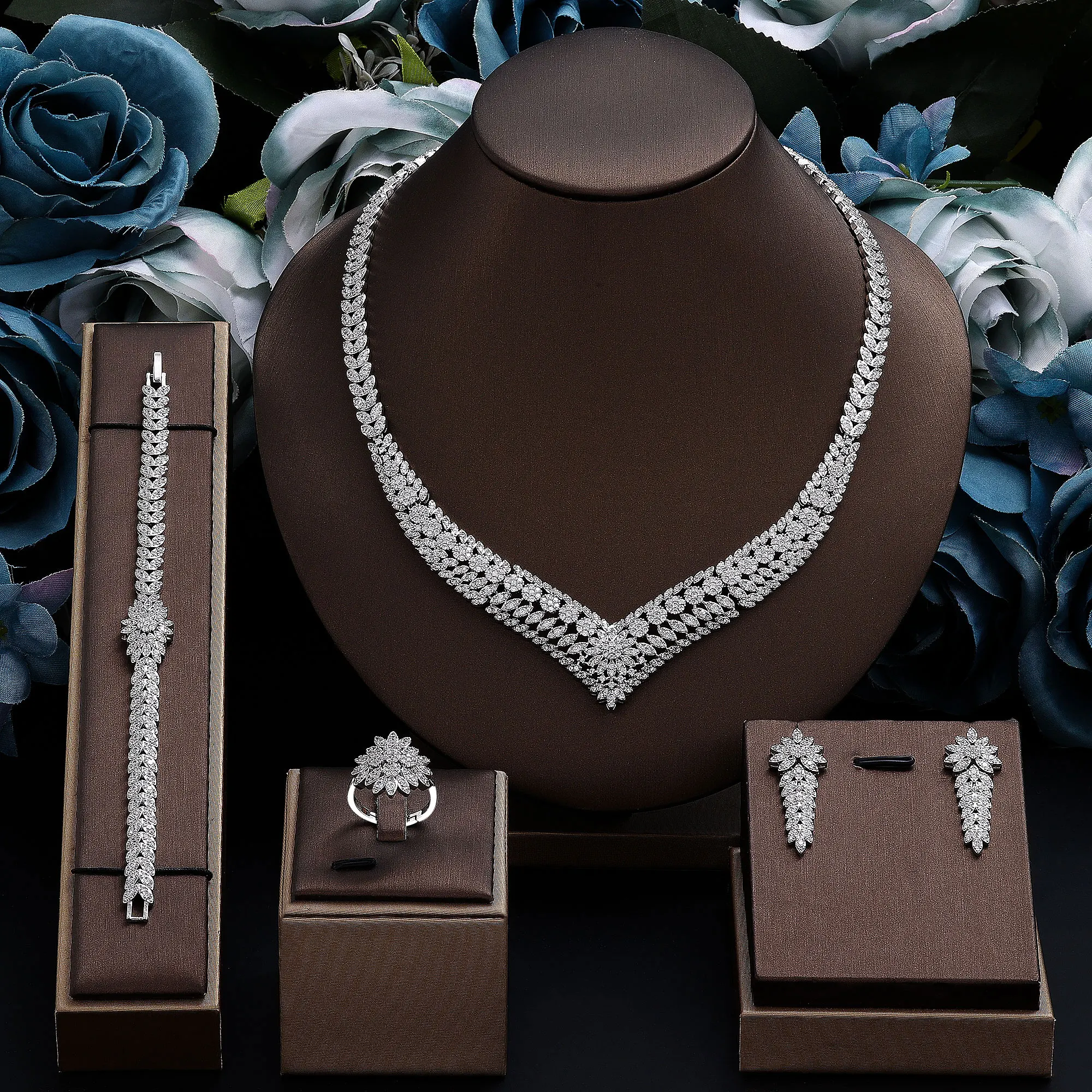 Роскошные женские ювелирные изделия элегантной формы, свадебное ожерелье с фианитом, серьги, браслет, кольцо, 4 шт., большие свадебные комплекты ювелирных изделий для невесты
Роскошные женские ювелирные изделия элегантной формы, свадебное ожерелье с фианитом, серьги, браслет, кольцо, 4 шт., большие свадебные комплекты ювелирных изделий для невесты