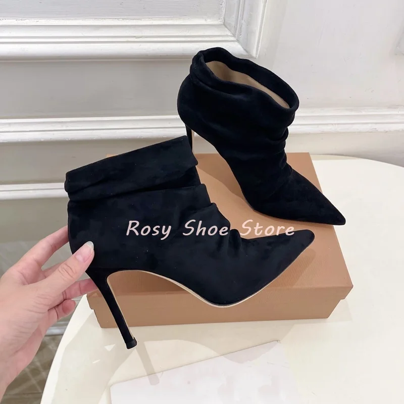 Классические винтажные замшевые плиссированные ботинки с острым носком, модные ботинки осень-зима, новая модель, ботильоны без шнуровки на шпильке для зрелой женщины
Классические винтажные замшевые плиссированные ботинки с острым носком, модные ботинки осень-зима, новая модель, ботильоны без шнуровки на шпильке для зрелой женщины