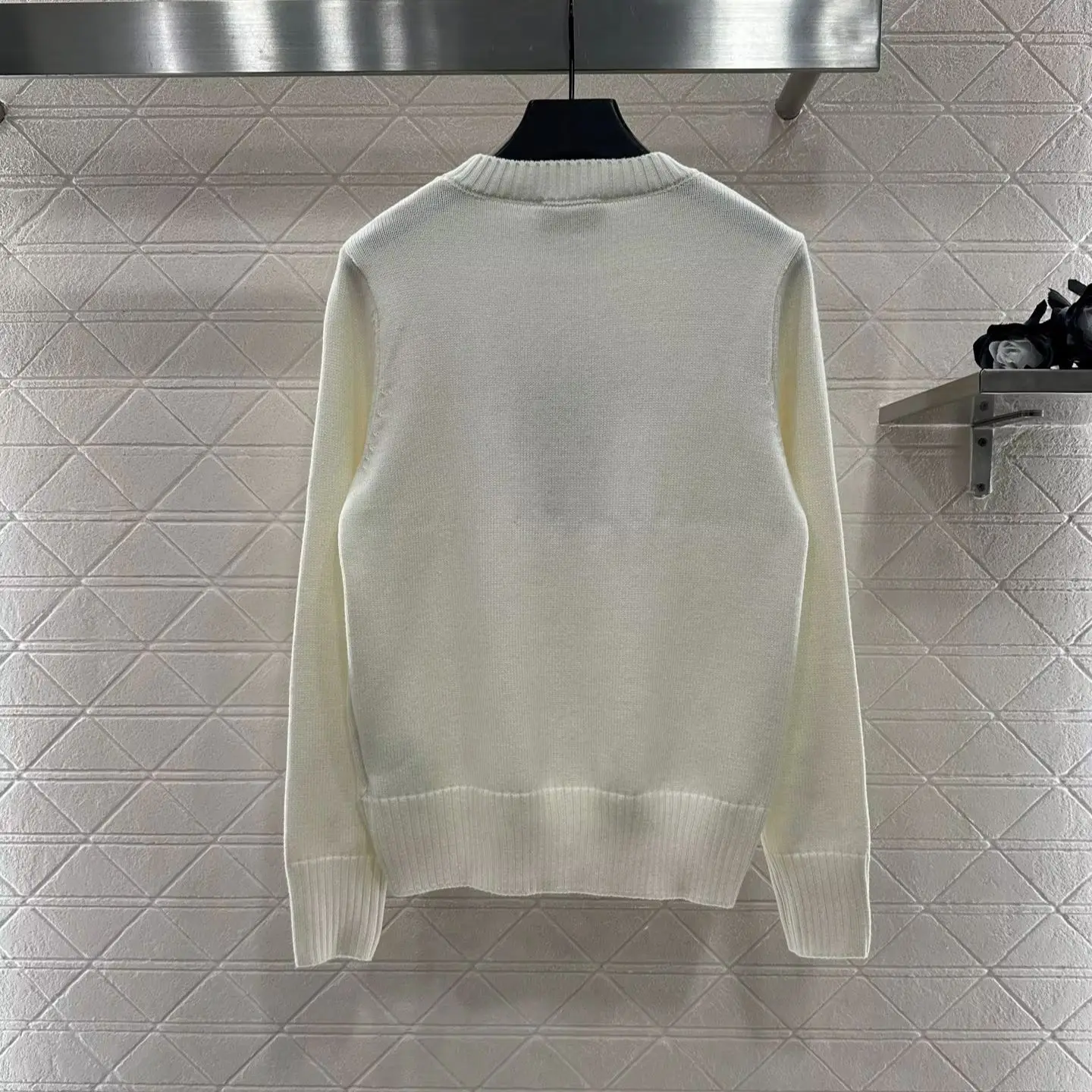 2025 New Arrivals Logo Loose Pullover Sweater Woven with Cashmere and Wool Yarn Round Neck Drop Shoulder Long Sleeve Sweater
2025 New Arrivals Logo Loose Pullover Sweater Woven with Cashmere and Wool Yarn Round Neck Drop Shoulder Long Sleeve Sweater