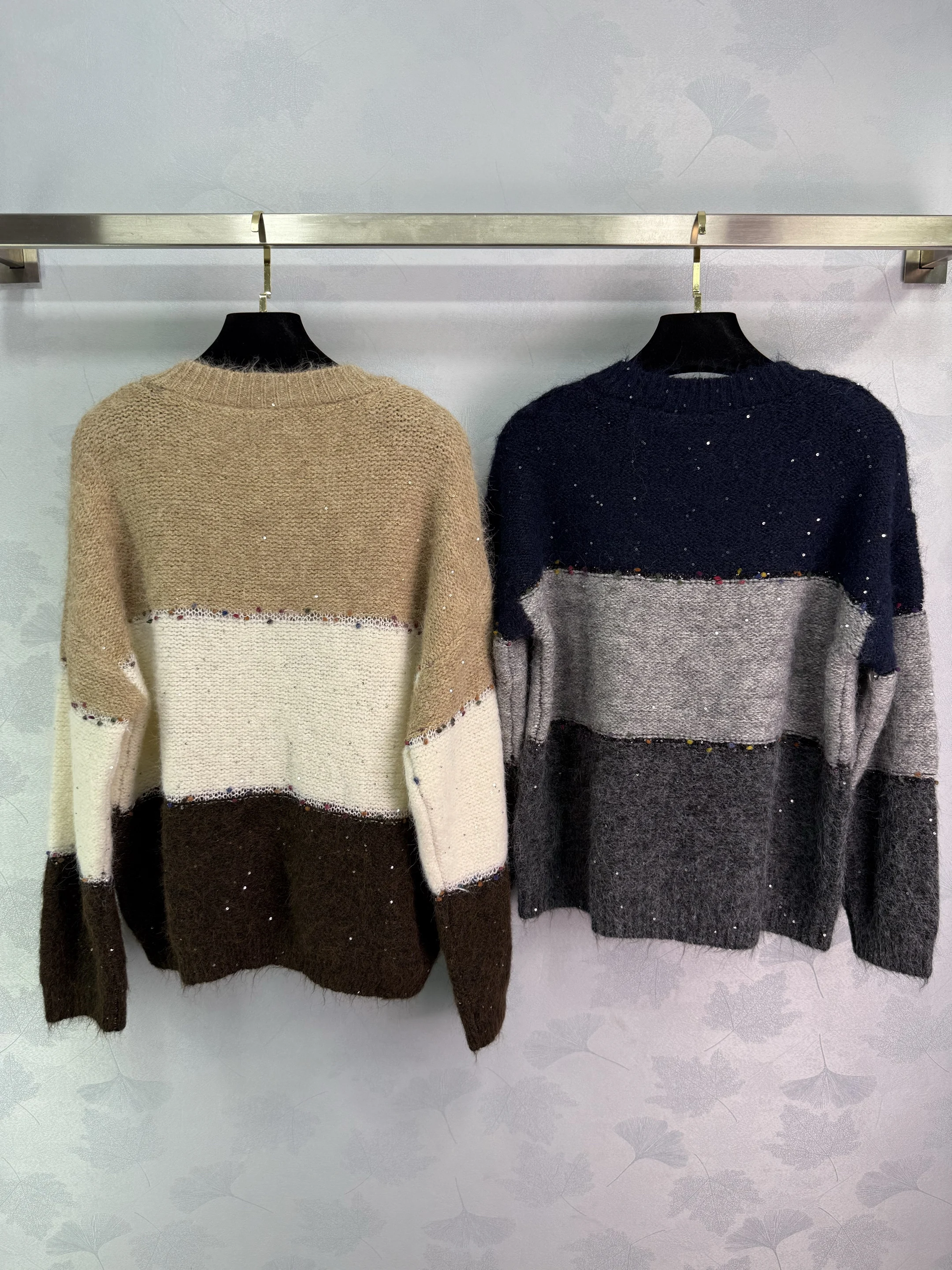 2025 early autumn new women's clothing seahorse hair V-neck striped contrast color long-sleeved pullover sweater graphic tee
2025 early autumn new women's clothing seahorse hair V-neck striped contrast color long-sleeved pullover sweater graphic tee