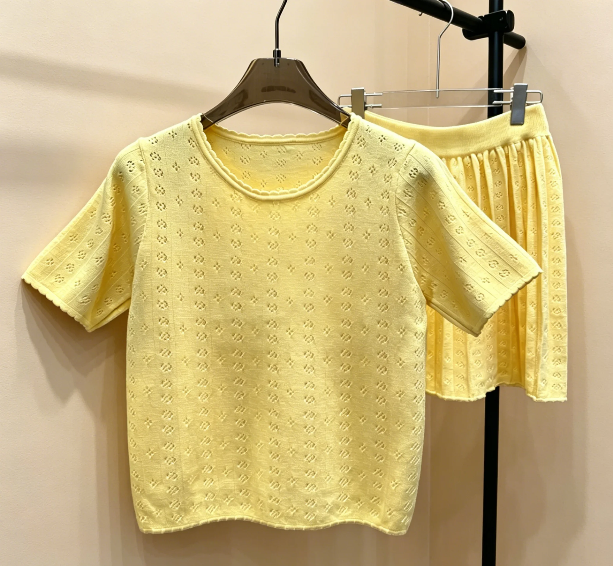 2026 New Style Womens Yellow Short Sleeve and Short Half Skirt Size S Casual and Vital Code 021
2026 New Style Womens Yellow Short Sleeve and Short Half Skirt Size S Casual and Vital Code 021