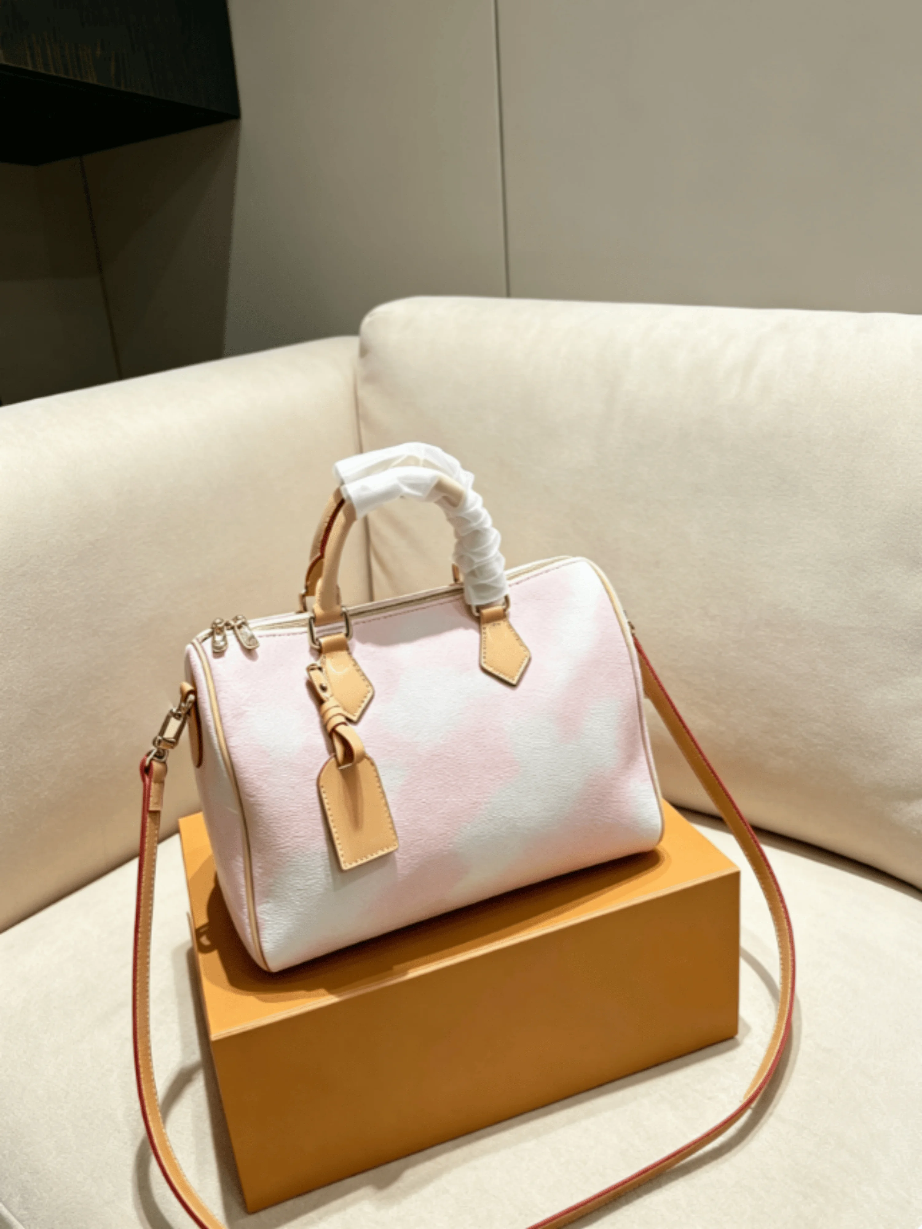2026 Lady Pillowcase Bag New Fashion Classic Simple Versatile Fresh Casual Women Bag 30*21cm
2026 Lady Pillowcase Bag New Fashion Classic Simple Versatile Fresh Casual Women Bag 30*21cm