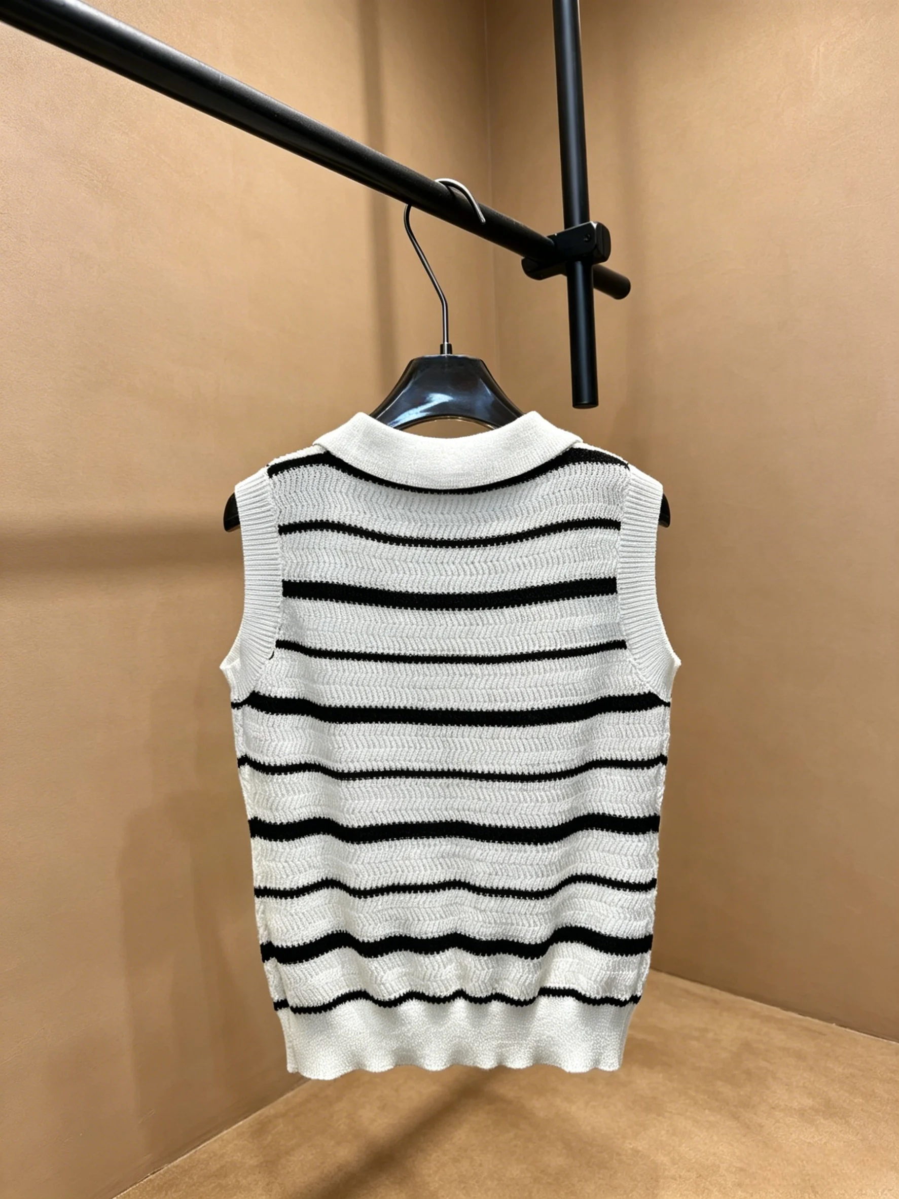 2026 New Women's Vest V-Neck Breathable and Stylish Size S Code21
2026 New Women's Vest V-Neck Breathable and Stylish Size S Code21