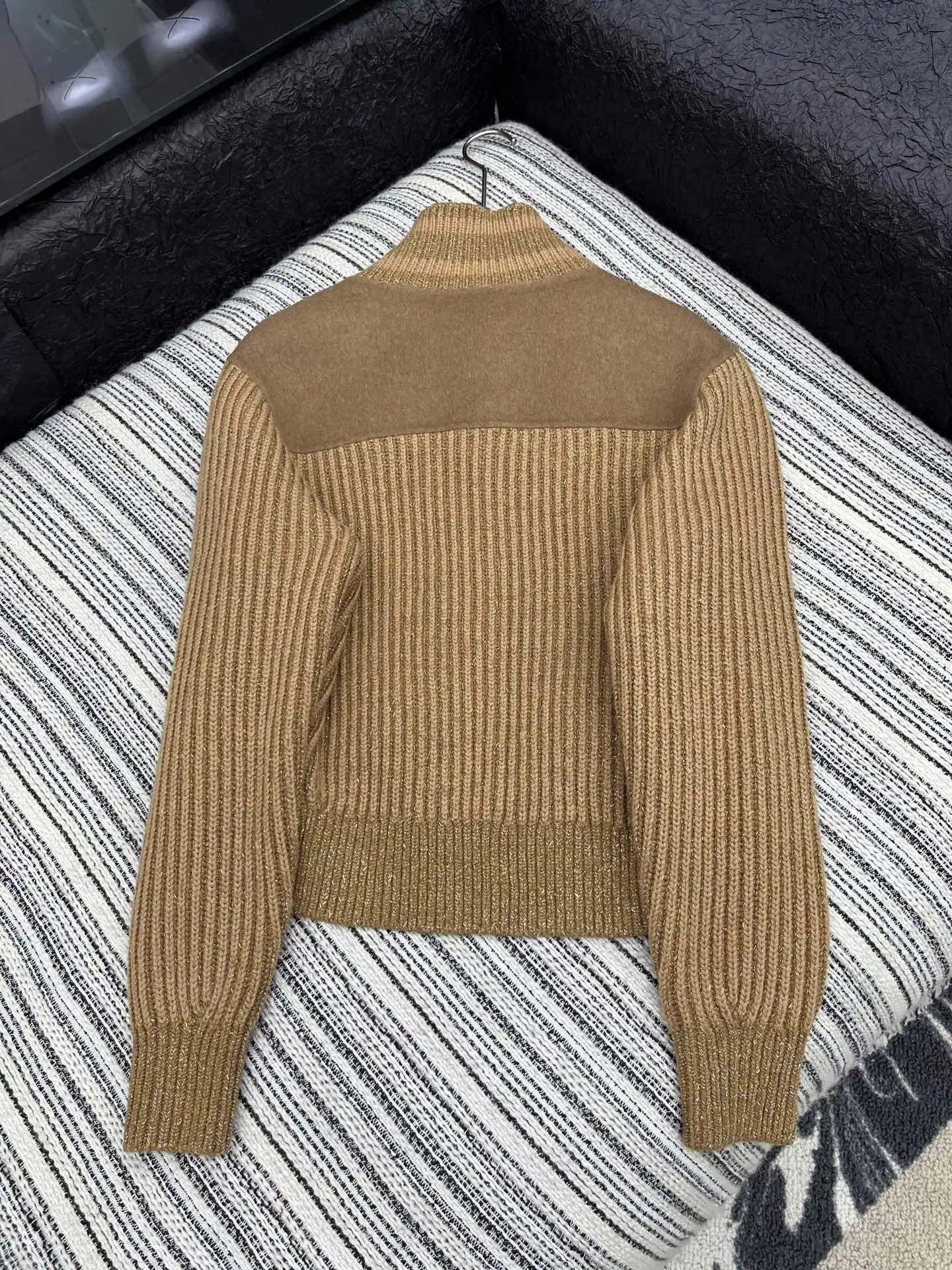 2025 Autumn and Winter Fashion New Women's Clothing Old Money Style Wool Knitted Casual Stand Collar Wool Splicing Jacket
2025 Autumn and Winter Fashion New Women's Clothing Old Money Style Wool Knitted Casual Stand Collar Wool Splicing Jacket