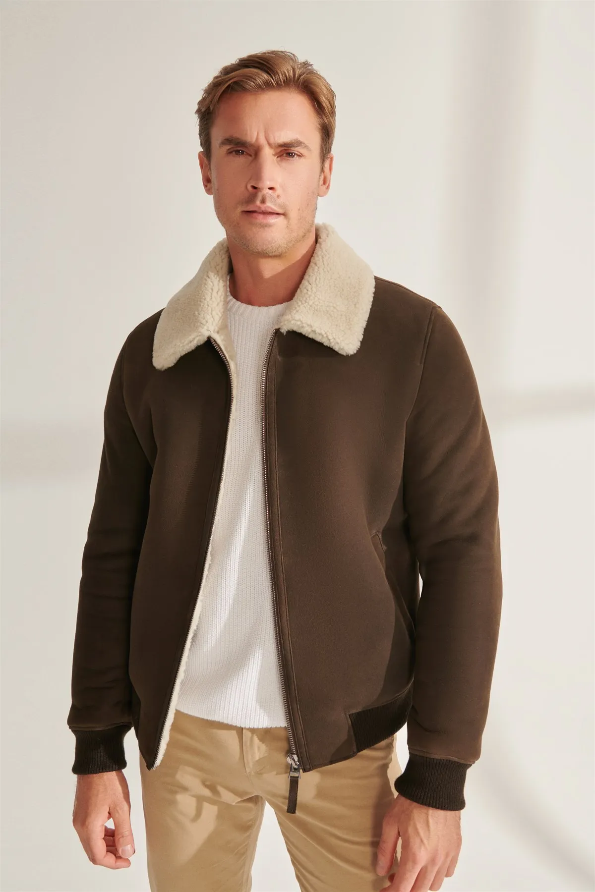 Men's Khaki Sport Shearling Leather Jacket New Fashion Sheepskin Genuine Leather High Quality Coat Winter Keeps Warm Suede
Men's Khaki Sport Shearling Leather Jacket New Fashion Sheepskin Genuine Leather High Quality Coat Winter Keeps Warm Suede