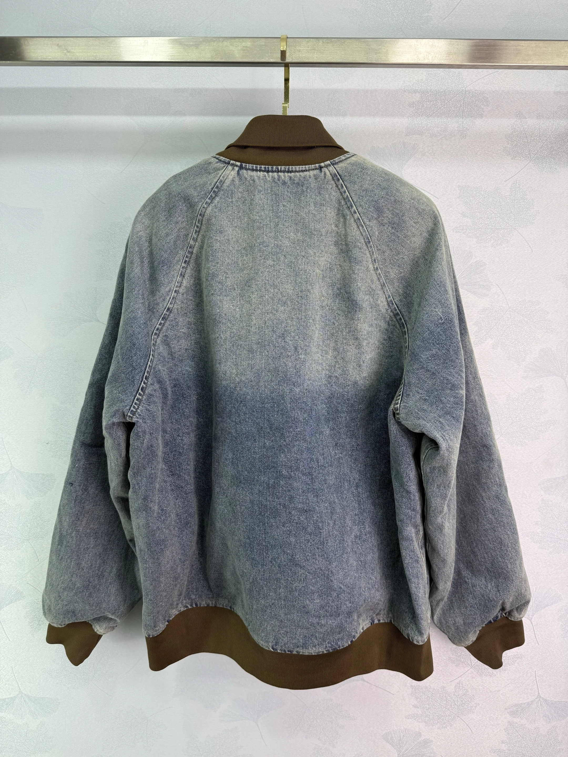 Осень-зима 2024, новая женская одежда, джинсовая хлопковая куртка на молнии с контрастной нитью, саржевый хлопок, джинсовый материал, планка на молнии
Осень-зима 2024, новая женская одежда, джинсовая хлопковая куртка на молнии с контрастной нитью, саржевый хлопок, джинсовый материал, планка на молнии