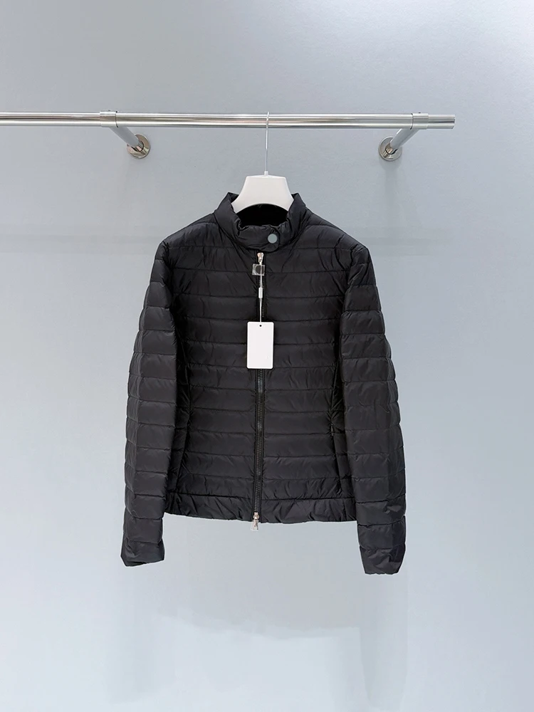 Новая осенне-зимняя легкая короткая пуховая куртка с воротником-стойкой, с утягивающими манжетами, в свежем и нежном стиле, женская, черная.
Новая осенне-зимняя легкая короткая пуховая куртка с воротником-стойкой, с утягивающими манжетами, в свежем и нежном стиле, женская, черная.