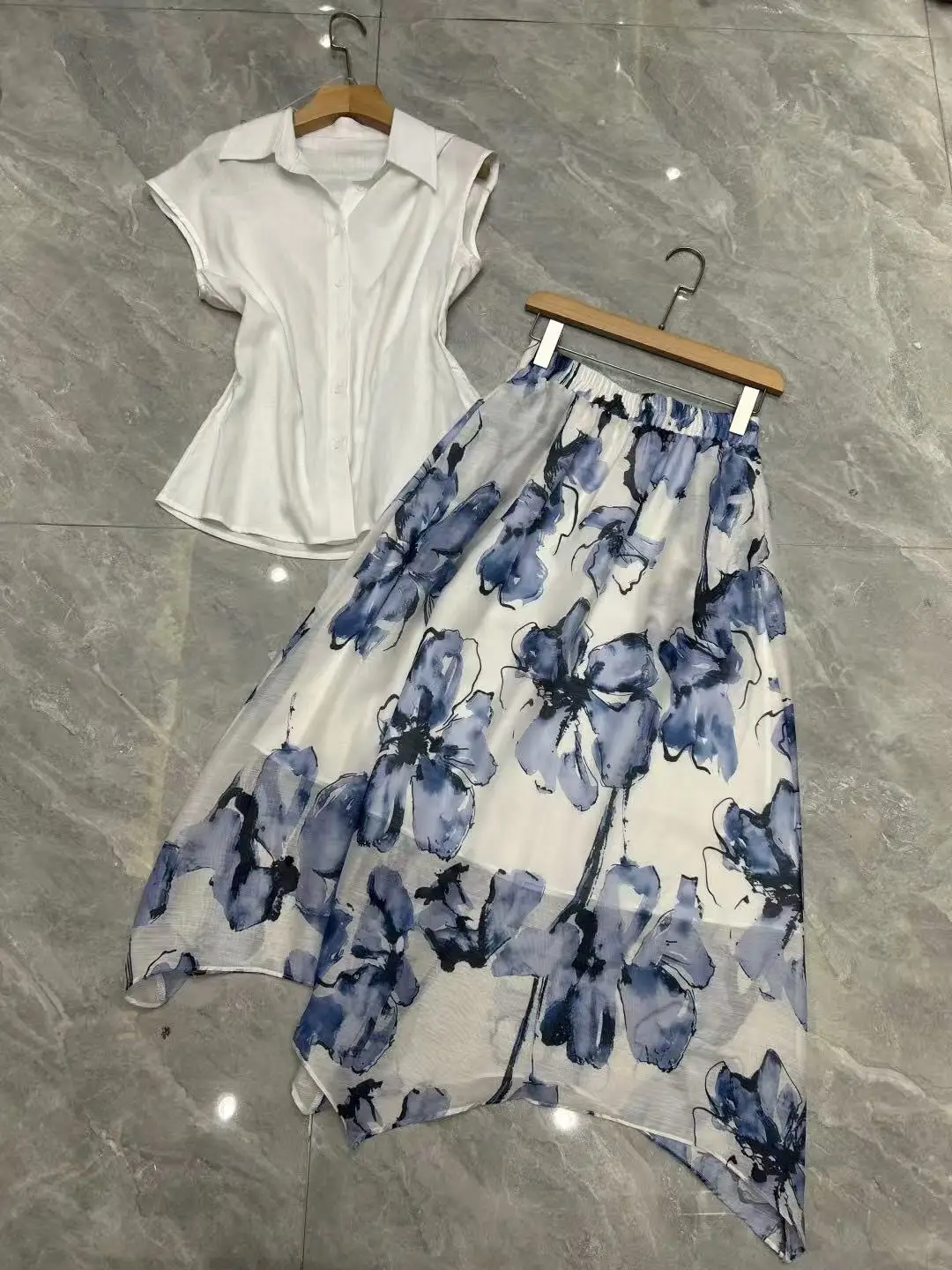 Elegant pure linen short sleeve top and asimetric lyocell hemp skirt two-piece set
Elegant pure linen short sleeve top and asimetric lyocell hemp skirt two-piece set