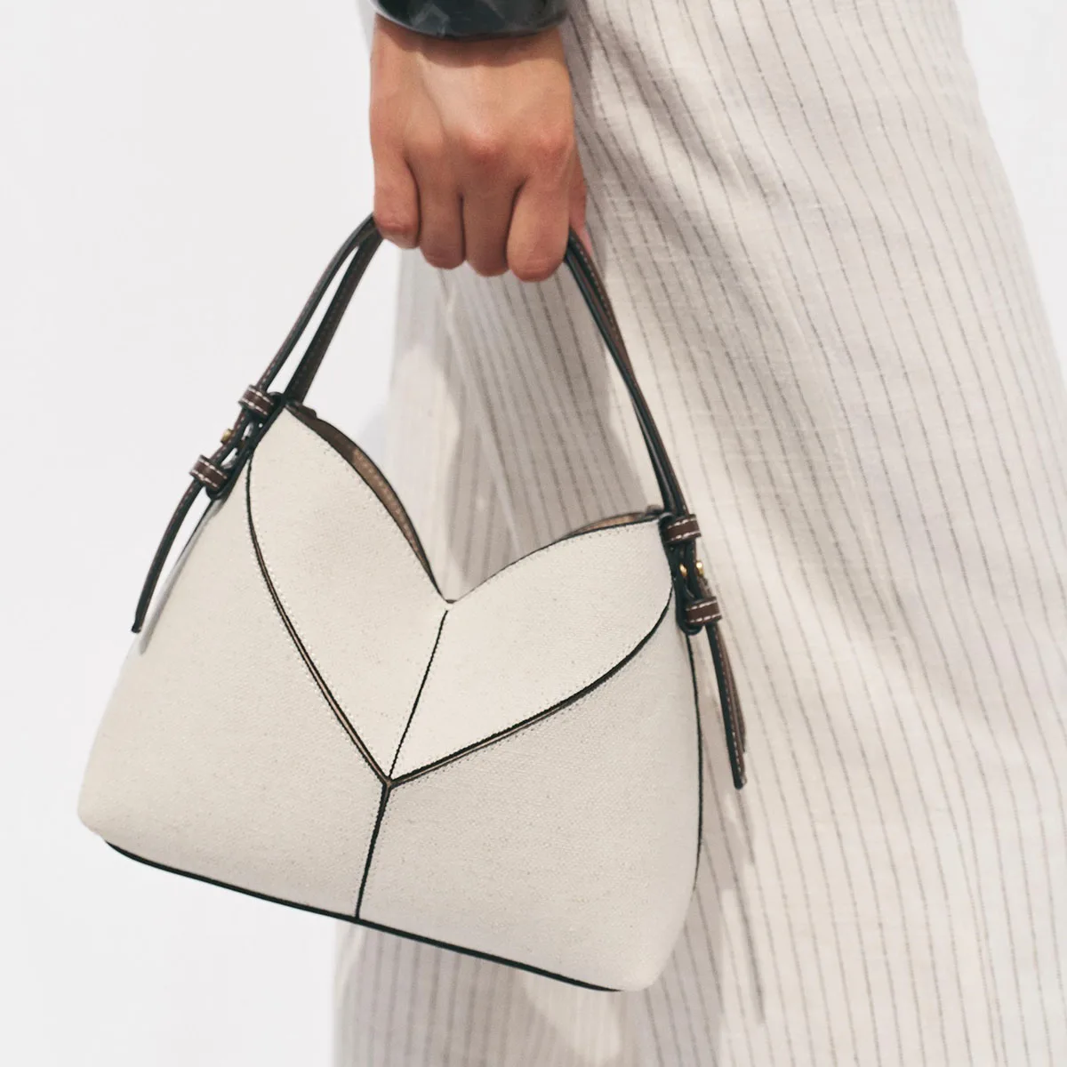 Geometric pattern French simple niche women's handbag commuting street date shoulder bag new casual messenger bag
Geometric pattern French simple niche women's handbag commuting street date shoulder bag new casual messenger bag