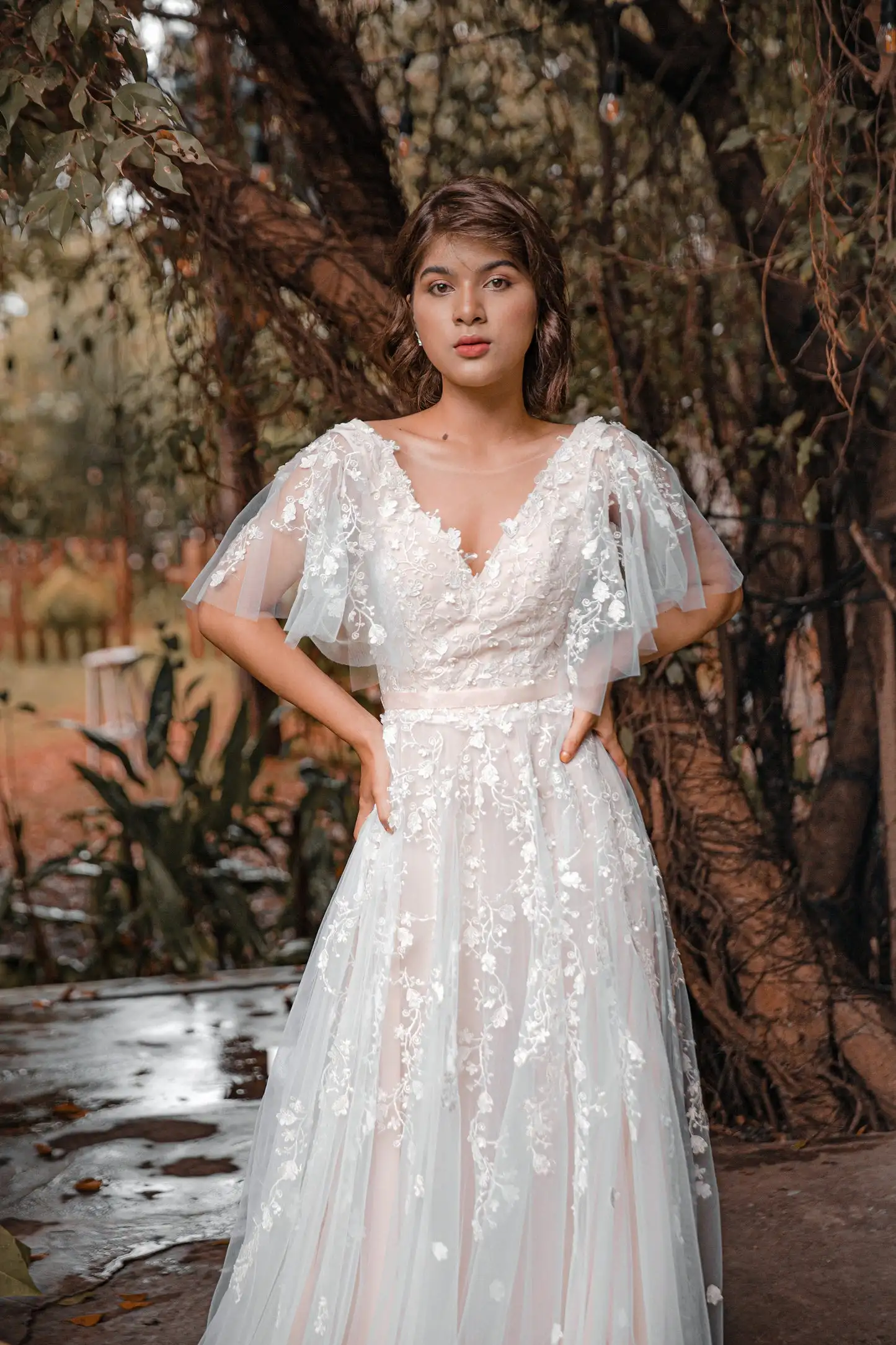 Sexy Backless Beach A-Line V-Neck Bohemian Lace Wedding Dress Appliques Flare Sleeves Sweep Train Boho Wedding Dress Bridal Gown
Sexy Backless Beach A-Line V-Neck Bohemian Lace Wedding Dress Appliques Flare Sleeves Sweep Train Boho Wedding Dress Bridal Gown