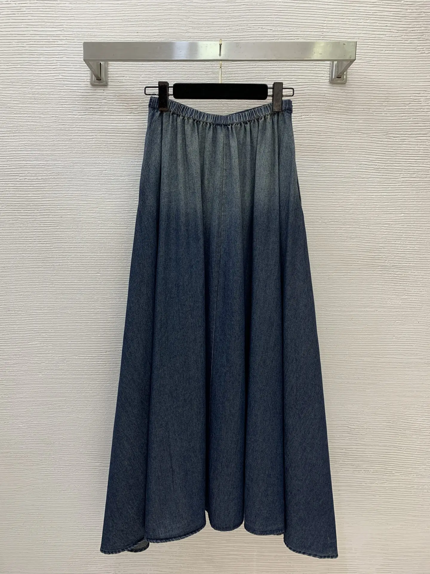 Women's new fashionable gradient color washed soft denim fabric, large skirt, high waist long skirt
Women's new fashionable gradient color washed soft denim fabric, large skirt, high waist long skirt