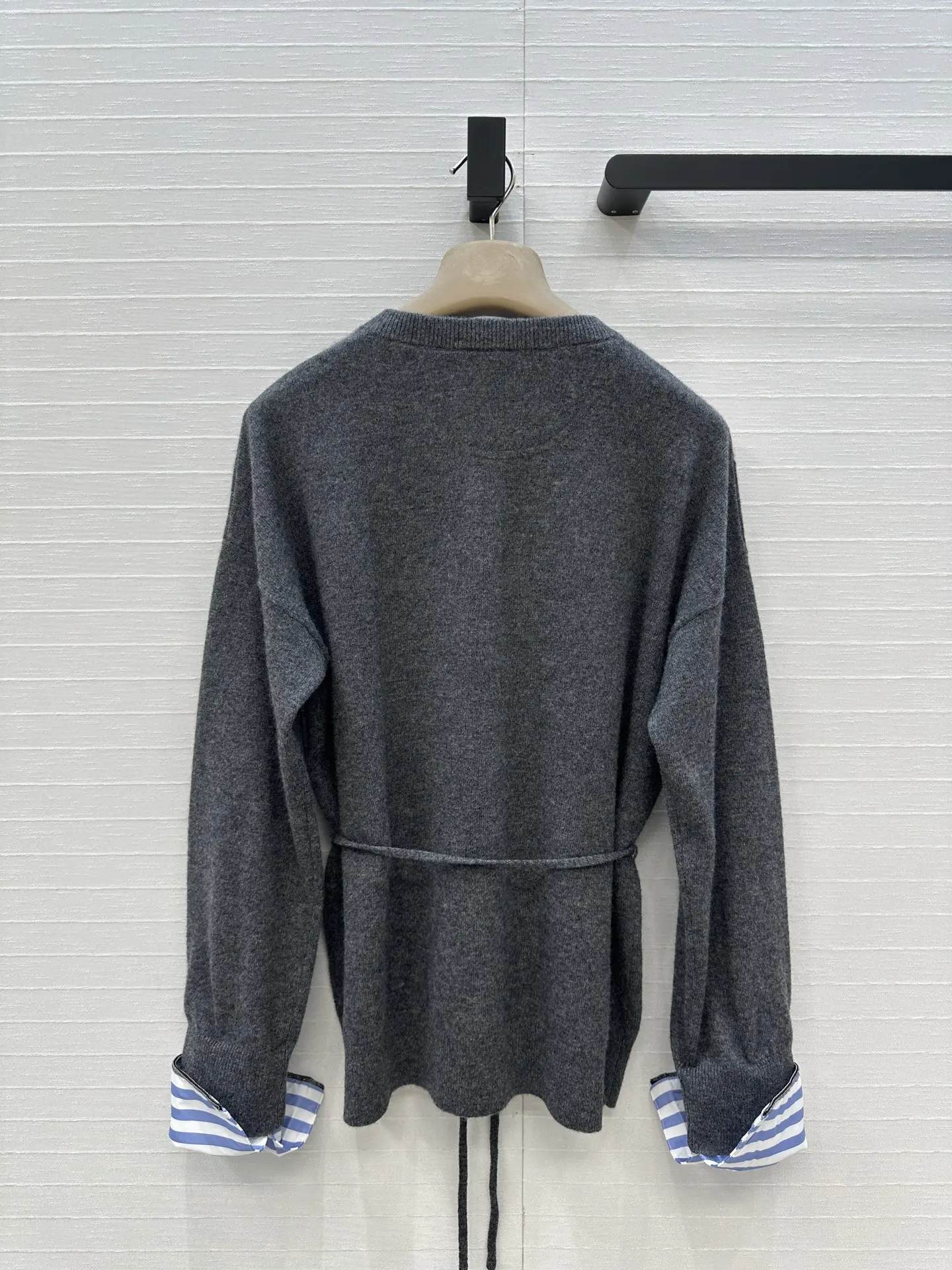 2025 Fashion New Women's Clothing Fake Two-piece Knitted Cashmere Cardigan Removable Copper Chain Edge Striped Sleeves
2025 Fashion New Women's Clothing Fake Two-piece Knitted Cashmere Cardigan Removable Copper Chain Edge Striped Sleeves