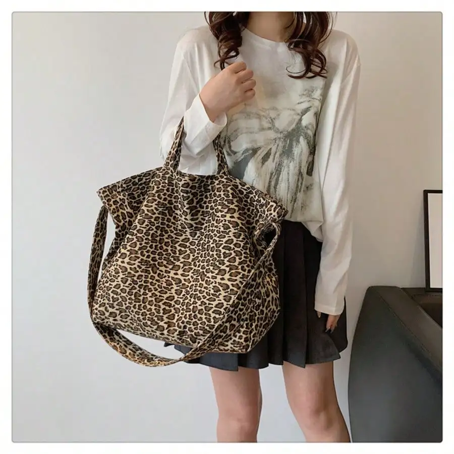Summer Large Capacity Commuter Tote Bag, High-End Leopard Print Fashion Minimalist Casual Shoulder Crossbody Bag.
Summer Large Capacity Commuter Tote Bag, High-End Leopard Print Fashion Minimalist Casual Shoulder Crossbody Bag.