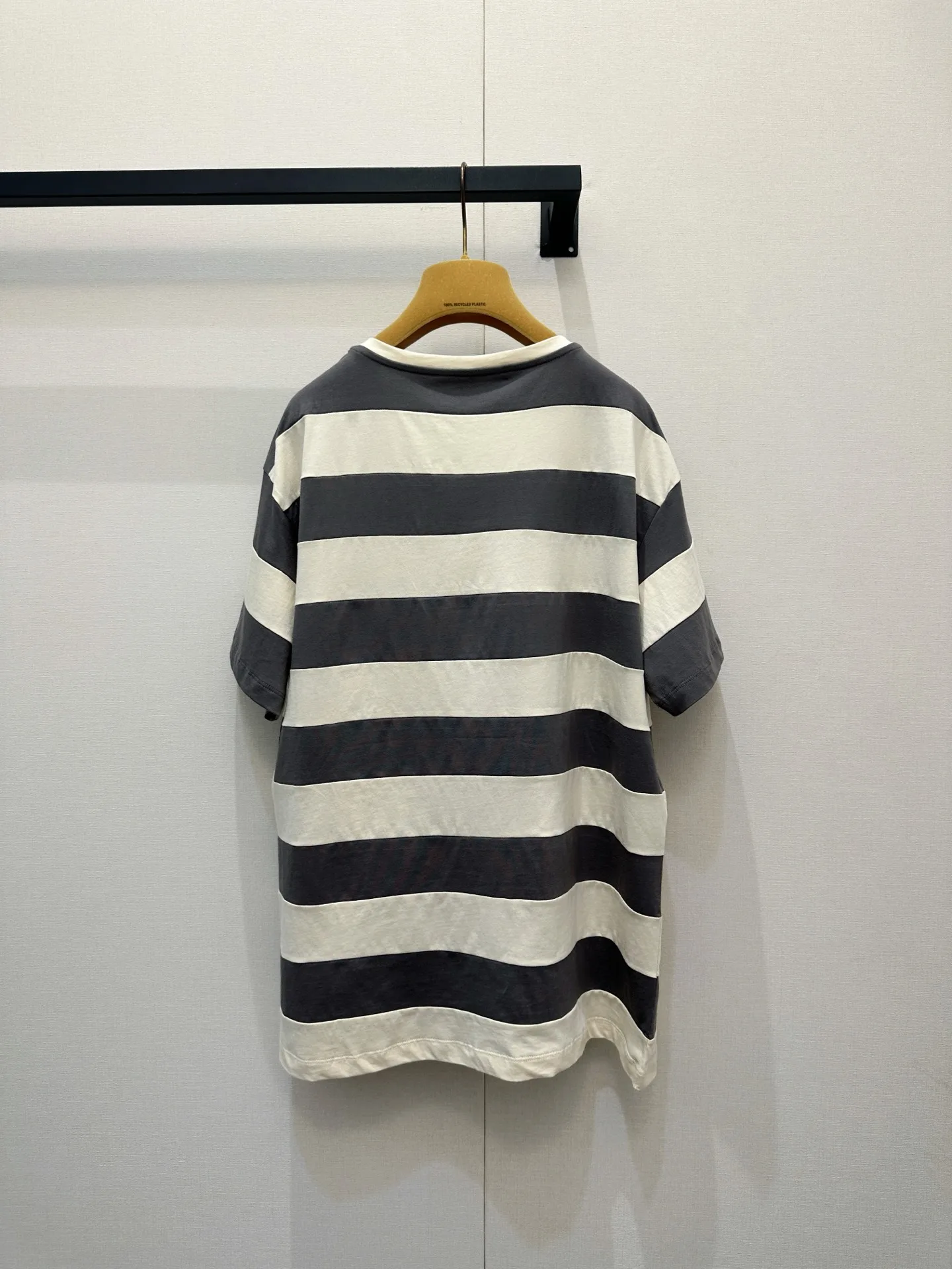 2026 New Fashion Spring Vintage Color Block LoosOff-the-Shoulder Short-Sleeve Knit Top Sweater for Women
2026 New Fashion Spring Vintage Color Block LoosOff-the-Shoulder Short-Sleeve Knit Top Sweater for Women
