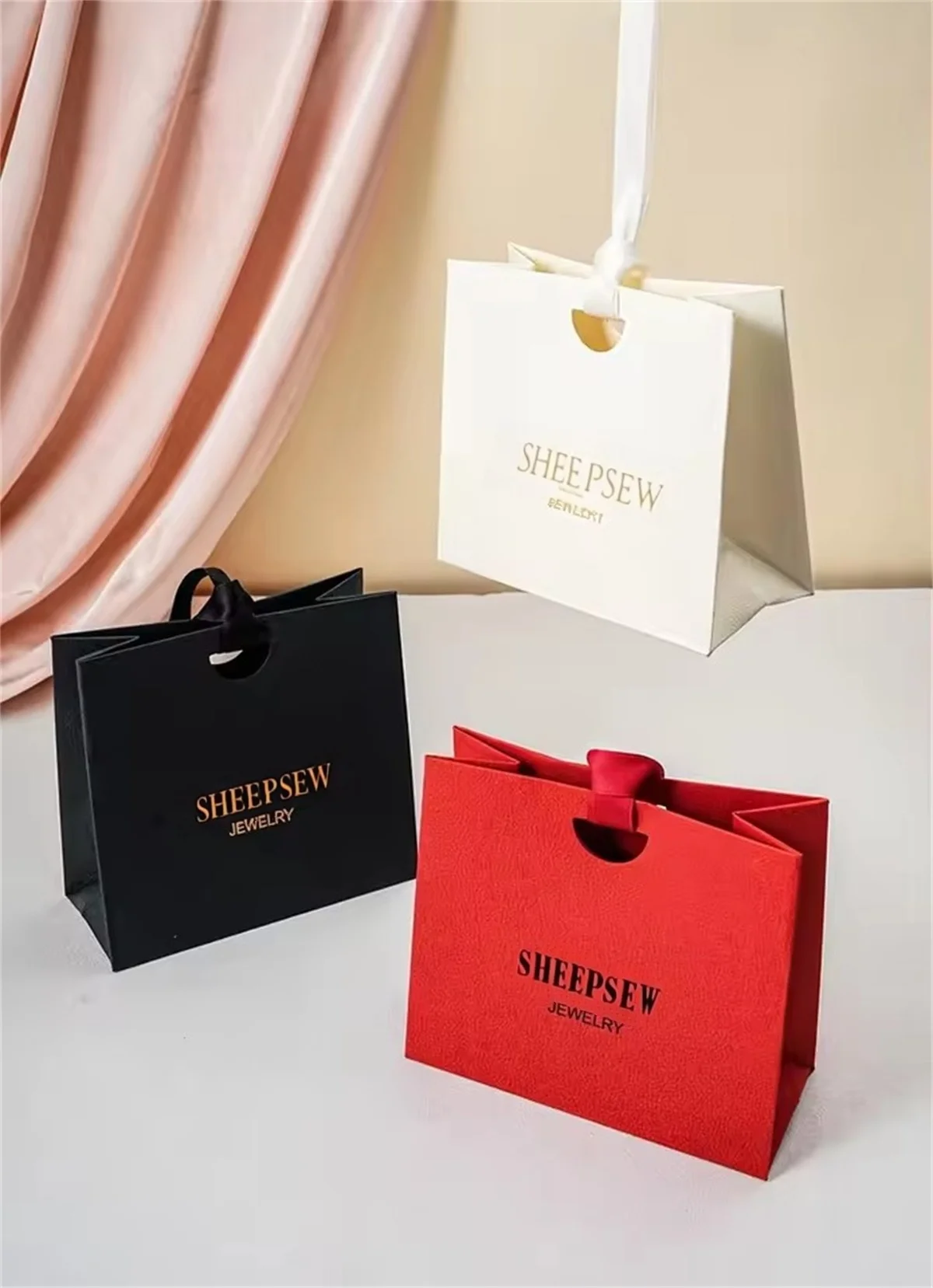 Customized luxury packaging gift paper bag printing logo shopping gift bag packaging recyclable
Customized luxury packaging gift paper bag printing logo shopping gift bag packaging recyclable