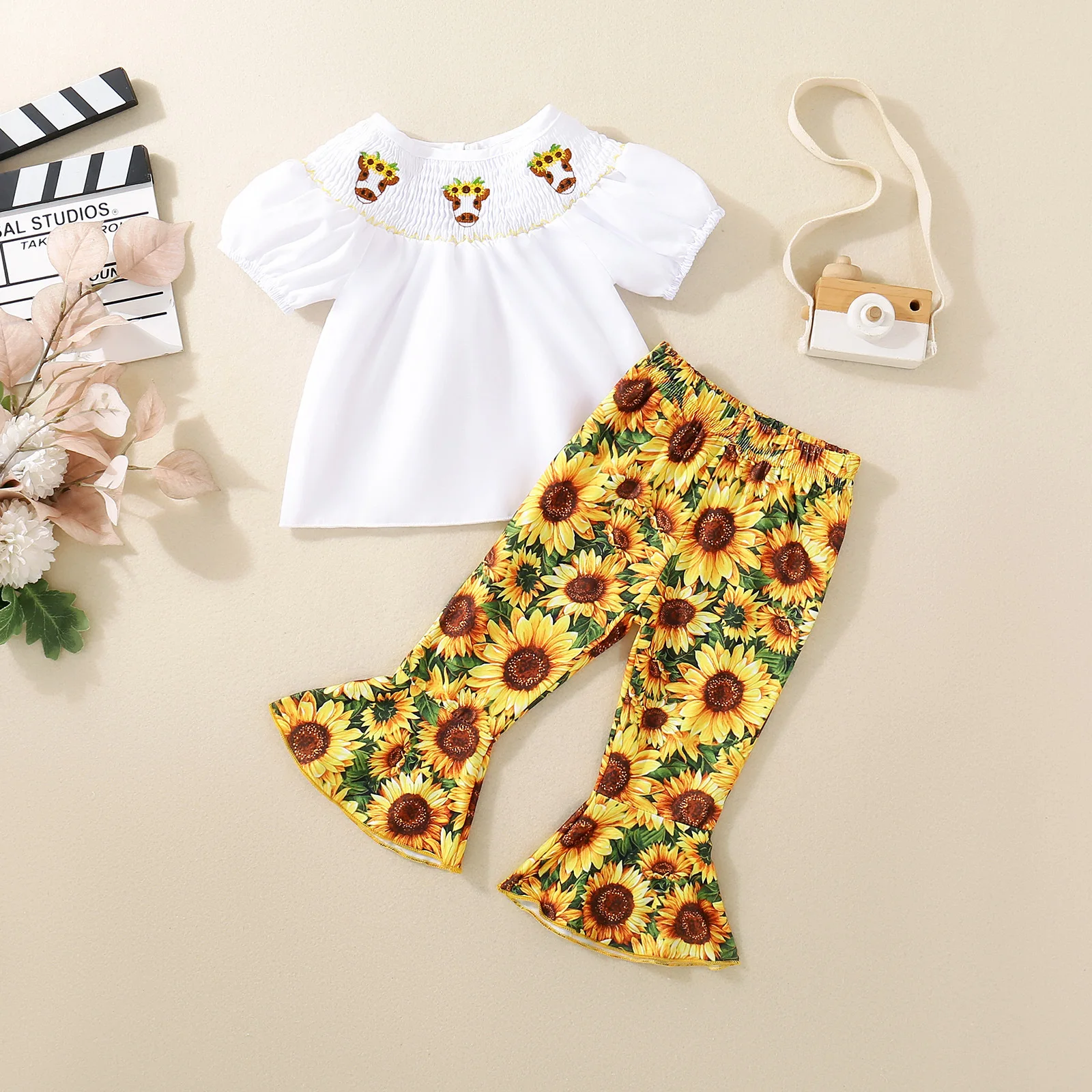 2 шт., летняя одежда для маленьких девочек: белый топ с воротником с копченостями + брюки-клеш с подсолнухом — дышащая ткань и милый дизайн.
2 шт., летняя одежда для маленьких девочек: белый топ с воротником с копченостями + брюки-клеш с подсолнухом — дышащая ткань и милый дизайн.