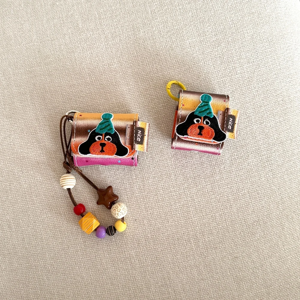 Embroidered puppy color stripe contrasting leather headphone protective case,suitable for AirPods4/3/2Pro/2/3, protective case
Embroidered puppy color stripe contrasting leather headphone protective case,suitable for AirPods4/3/2Pro/2/3, protective case