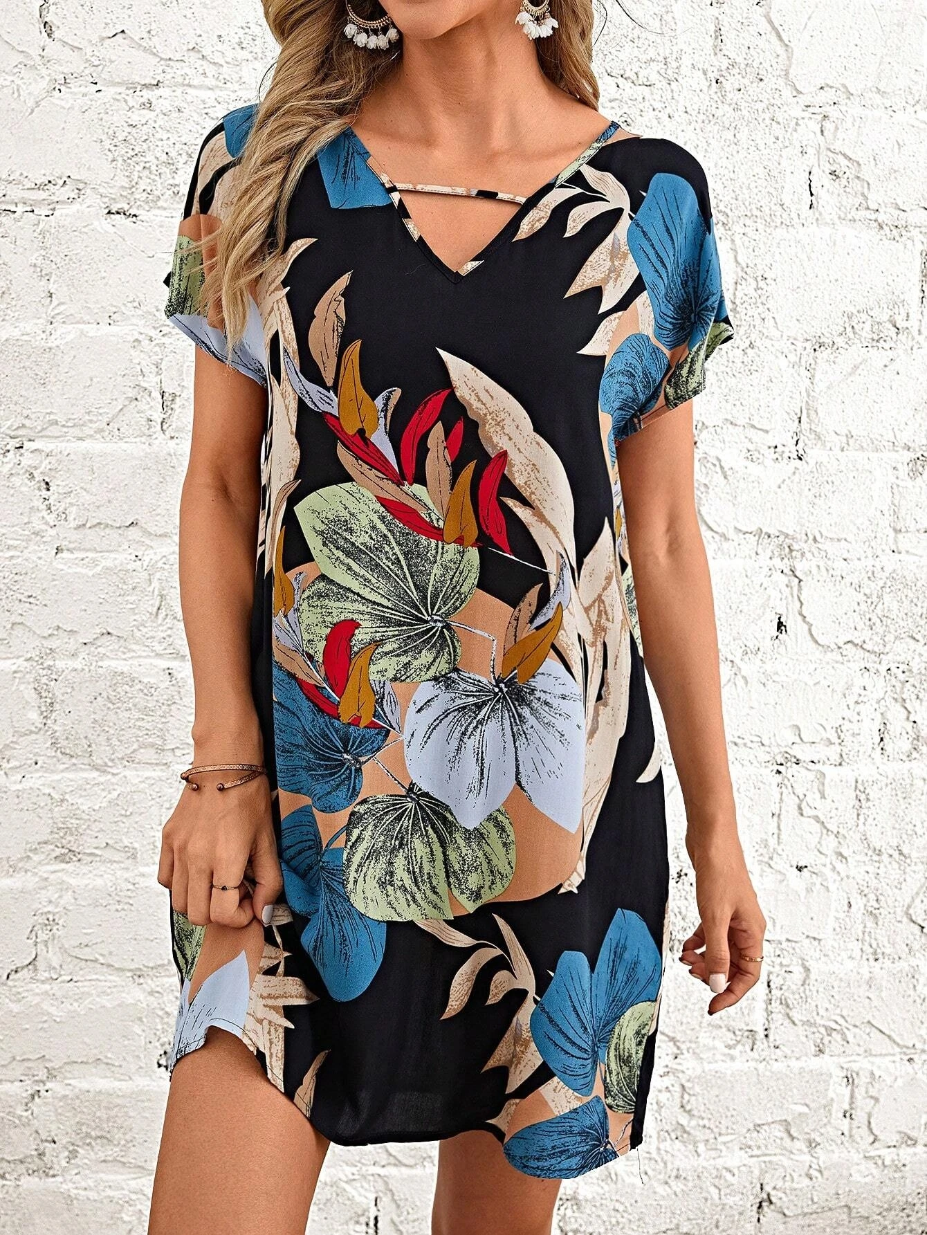 Summer Tropical Print V-Neck Batwing Sleeve Dress, Women's Casual Holiday, Fitted Woven Fabric, Age 18-24, Popular Summer Style
Summer Tropical Print V-Neck Batwing Sleeve Dress, Women's Casual Holiday, Fitted Woven Fabric, Age 18-24, Popular Summer Style