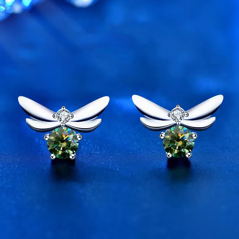 Trendy 0.5ct 5mm Green Color VVS1 Moissanite Bee Stud Earrings for Women 925 Sterling Silver Plated White Gold Diamond Earrings
Trendy 0.5ct 5mm Green Color VVS1 Moissanite Bee Stud Earrings for Women 925 Sterling Silver Plated White Gold Diamond Earrings