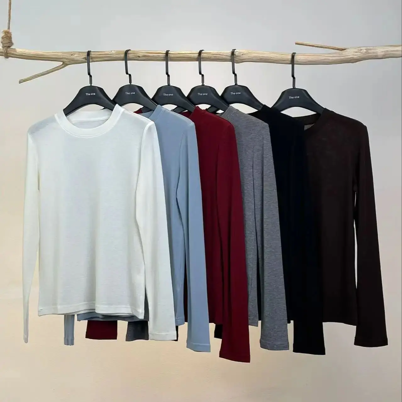 Elegant minimal round neck wool-lyocell blend long sleeve pullover
Elegant minimal round neck wool-lyocell blend long sleeve pullover