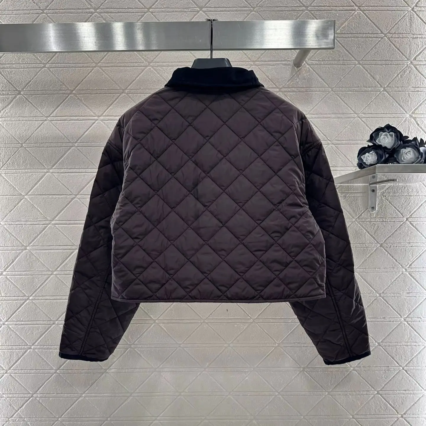 Осень-зима 2025 г., новый стиль, короткая хлопковая куртка с вельветовым воротником, ветрозащитный и водонепроницаемый нейлоновый материал, пуховый хлопок
Осень-зима 2025 г., новый стиль, короткая хлопковая куртка с вельветовым воротником, ветрозащитный и водонепроницаемый нейлоновый материал, пуховый хлопок