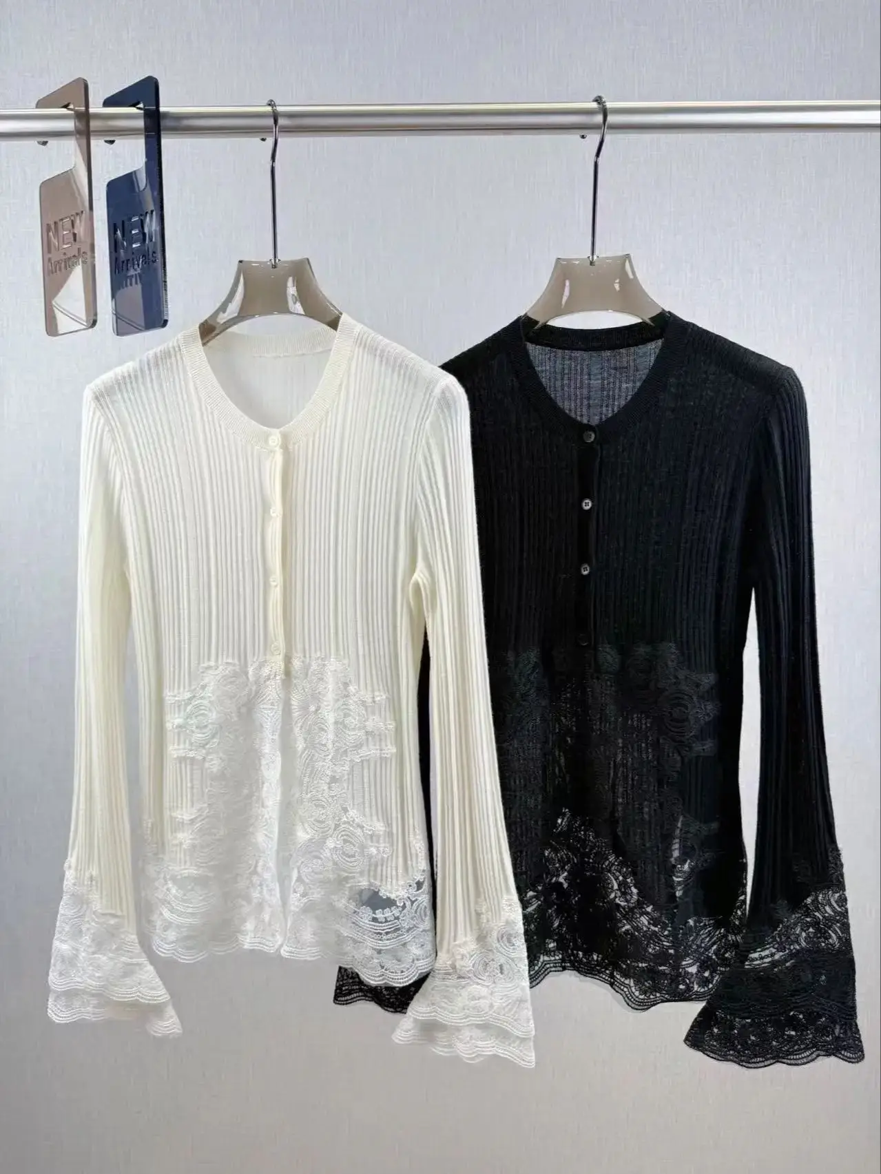 Elegant lace spliced round neck 100% wool cardigan
Elegant lace spliced round neck 100% wool cardigan