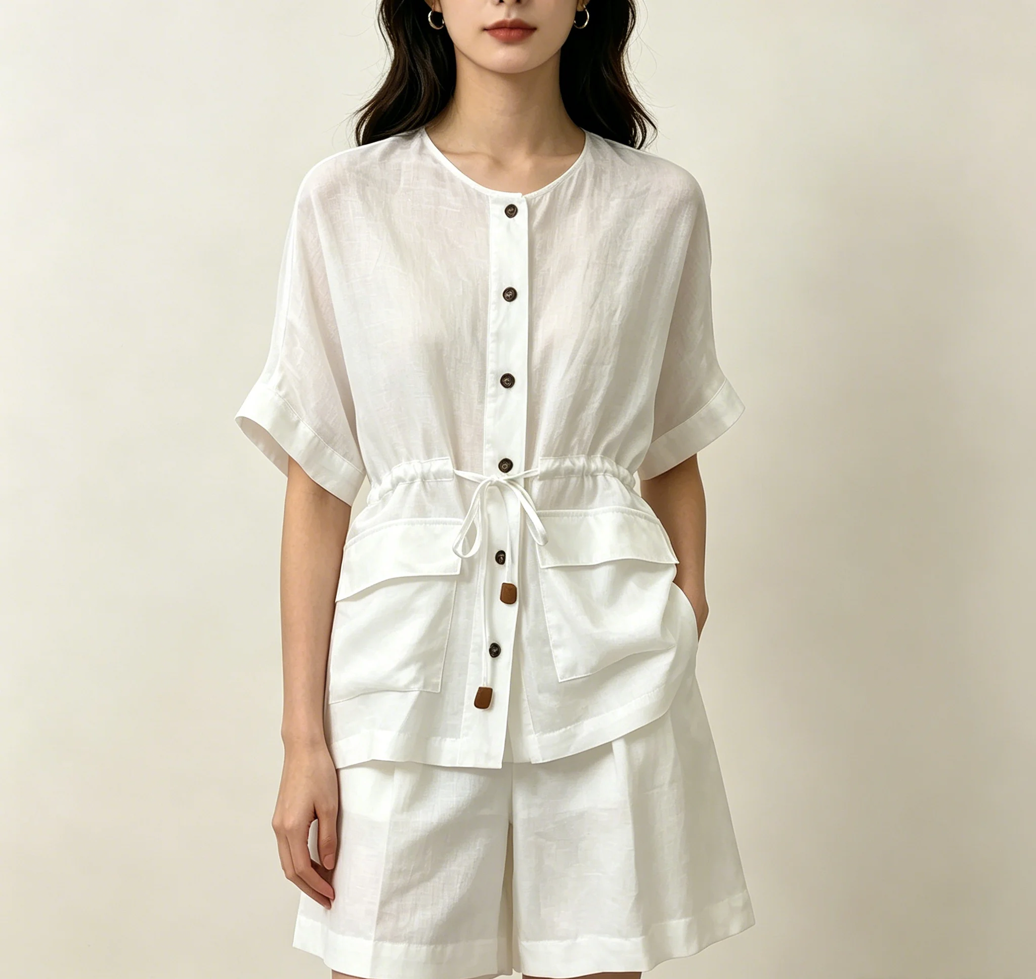 26SS Spring/Summer Women's Loose Drawstring V-Neck Short-Sleeved Shirt + Elastic Waistband Drawstring Wide Leg Shorts
26SS Spring/Summer Women's Loose Drawstring V-Neck Short-Sleeved Shirt + Elastic Waistband Drawstring Wide Leg Shorts