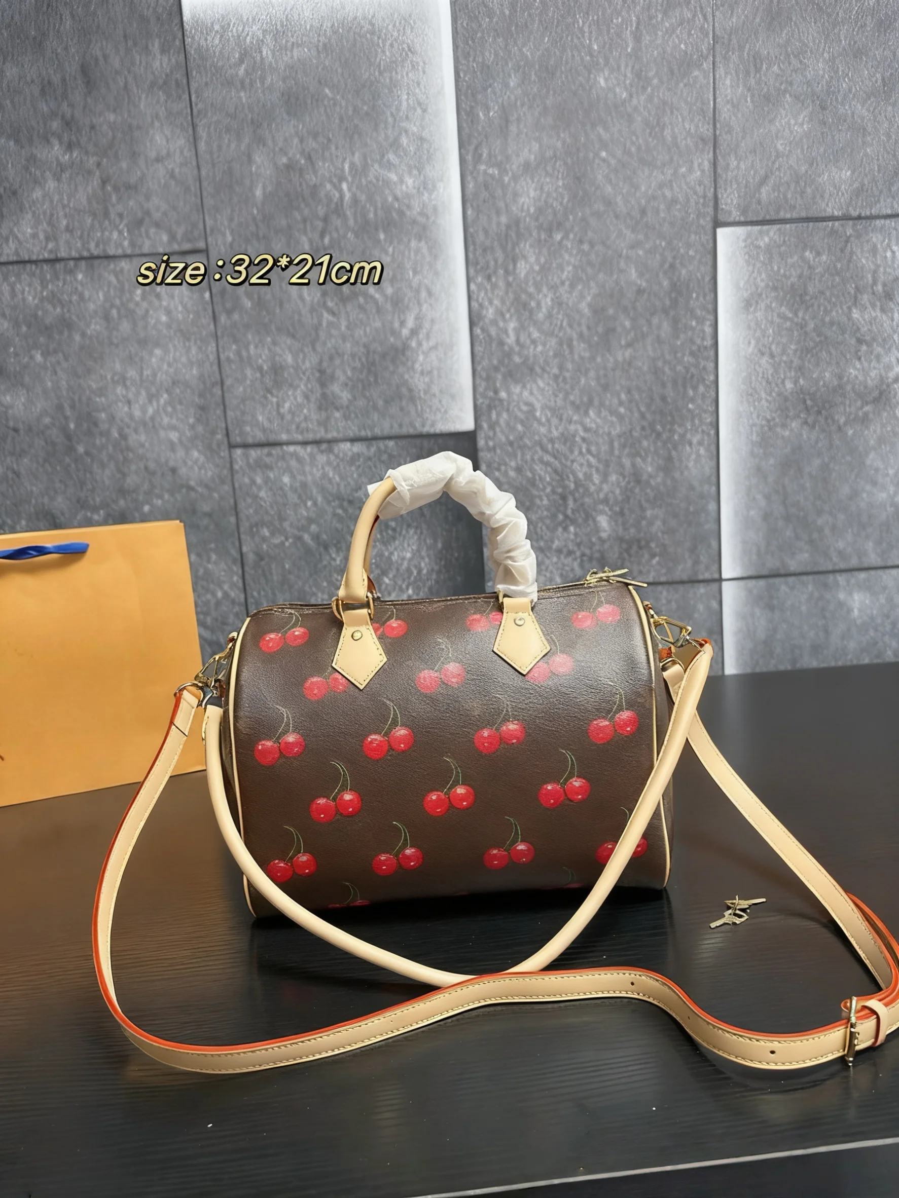 2025 Новый размер: 32x21 см. Модные универсальные сумки из кожи вишни. Портативные можно носить на плече без коробок.
2025 Новый размер: 32x21 см. Модные универсальные сумки из кожи вишни. Портативные можно носить на плече без коробок.