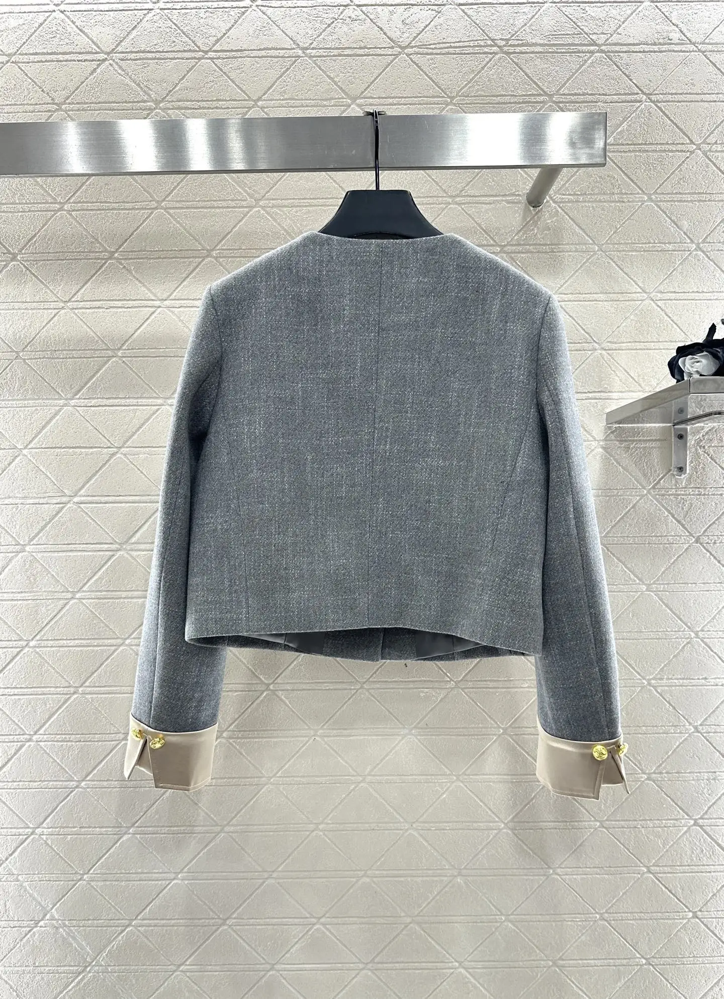 Новые продукты Launched in 2025 года. Куртка в стиле пэчворк с круглым вырезом и рукавами. Комплект полуюбки 135 г.
Новые продукты Launched in 2025 года. Куртка в стиле пэчворк с круглым вырезом и рукавами. Комплект полуюбки 135 г.