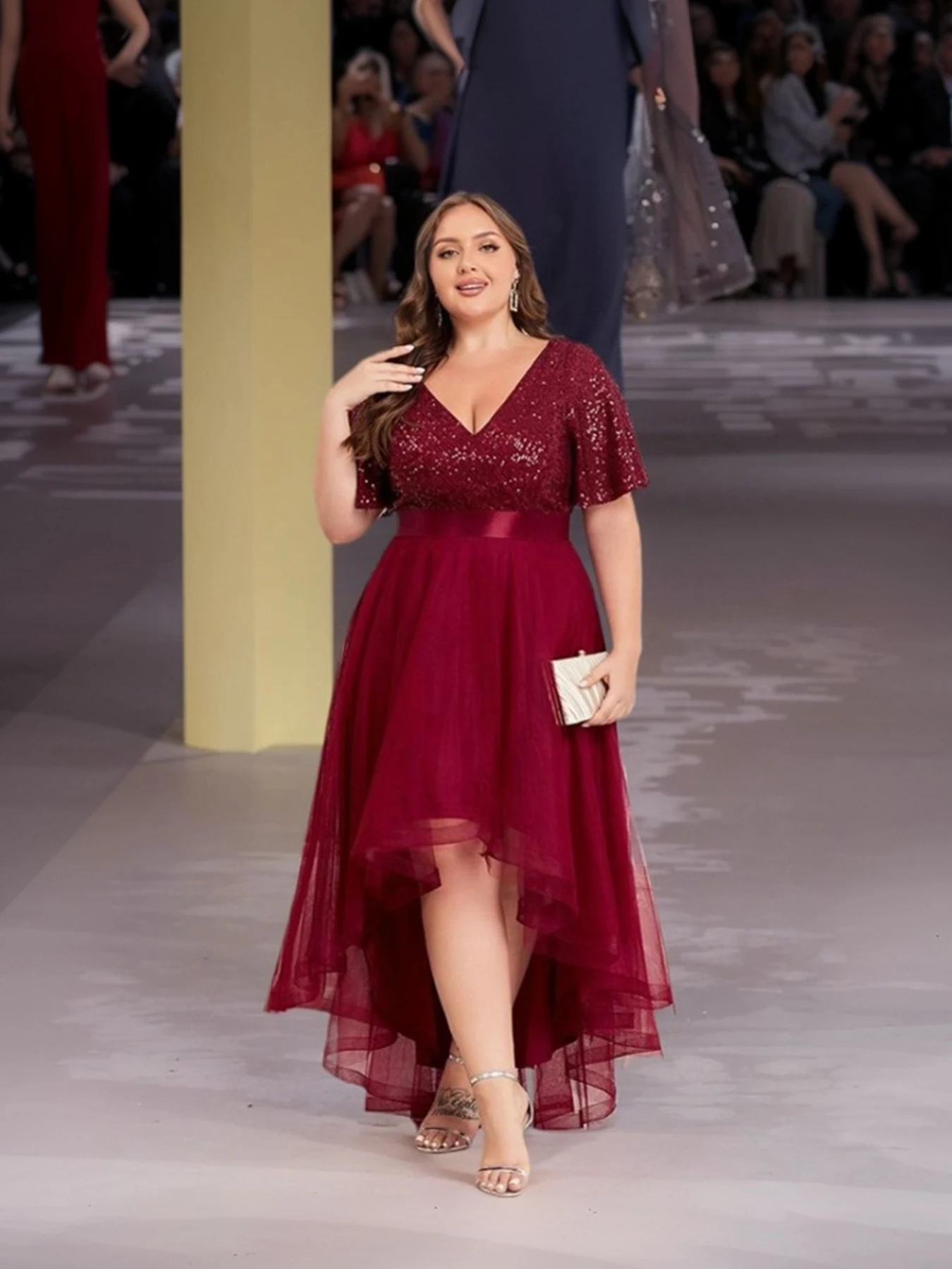 Легкая роскошная винно-красная юбка неправильной формы «ласточкин хвост» большого размера, длинная газовая юбка с блестками, лучший выбор для банкета и свадьбы
Легкая роскошная винно-красная юбка неправильной формы «ласточкин хвост» большого размера, длинная газовая юбка с блестками, лучший выбор для банкета и свадьбы