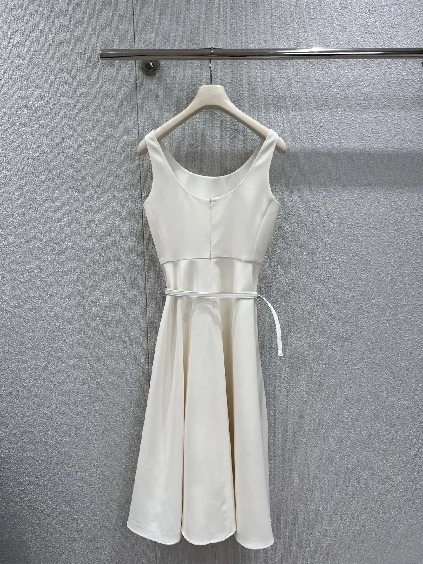 2026 Summer New Arrival Women's Mellow Minimalist Tank Dress Fashion Versatile Waist Slimming A-line Long Dress
2026 Summer New Arrival Women's Mellow Minimalist Tank Dress Fashion Versatile Waist Slimming A-line Long Dress