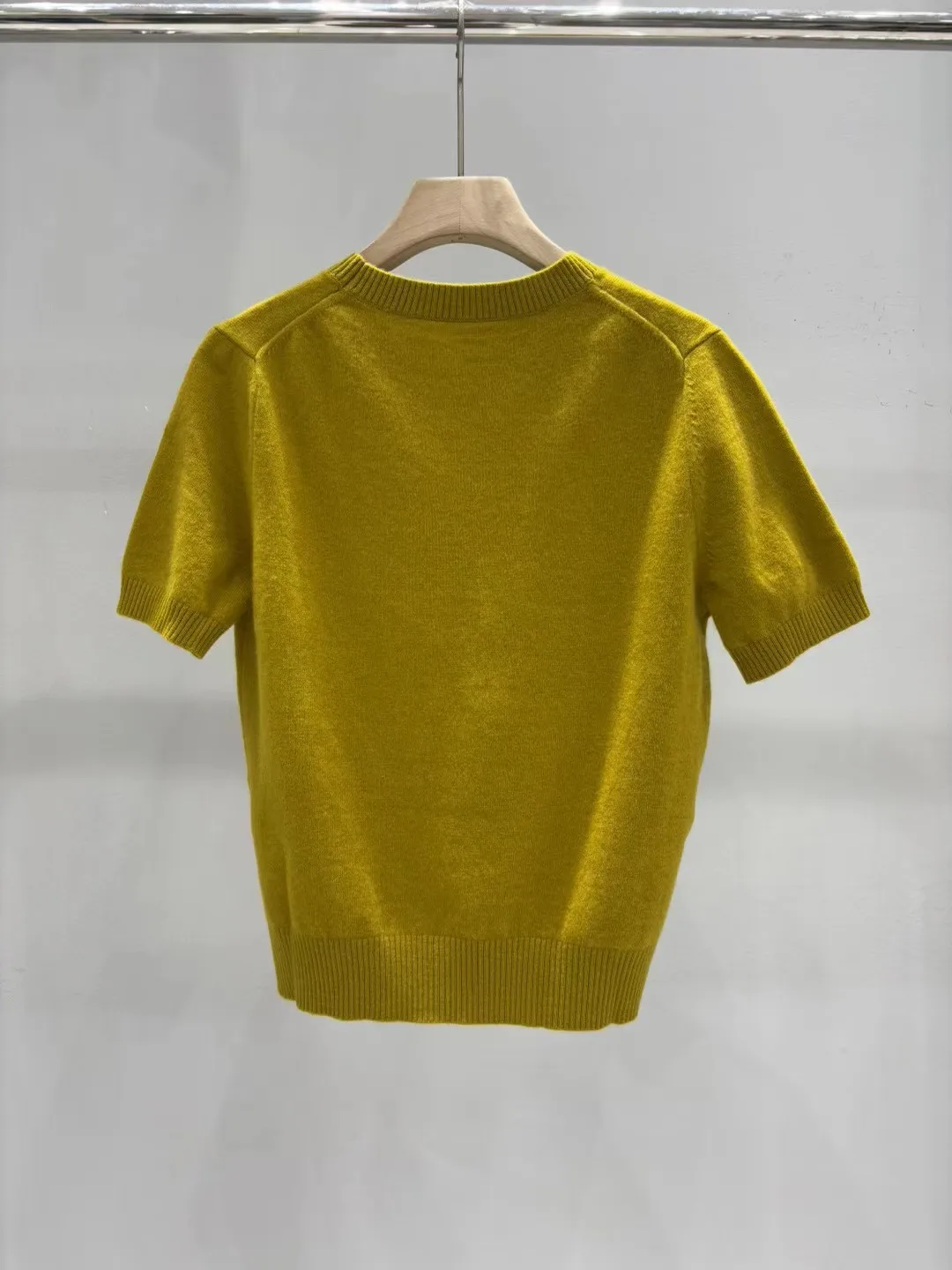 2025 Early Autumn American Style O-neck Letter Solid Half-seelves Base Top Knnited Outside Customized
2025 Early Autumn American Style O-neck Letter Solid Half-seelves Base Top Knnited Outside Customized