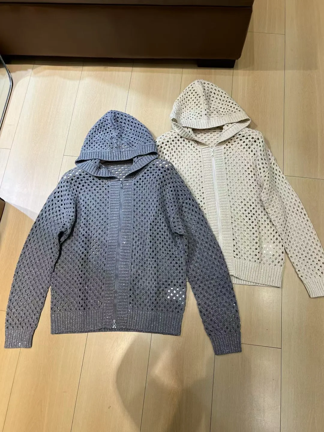 Autumn casual women's luxurious hollow out knitted silver thread cardigan with hood 
Autumn casual women's luxurious hollow out knitted silver thread cardigan with hood