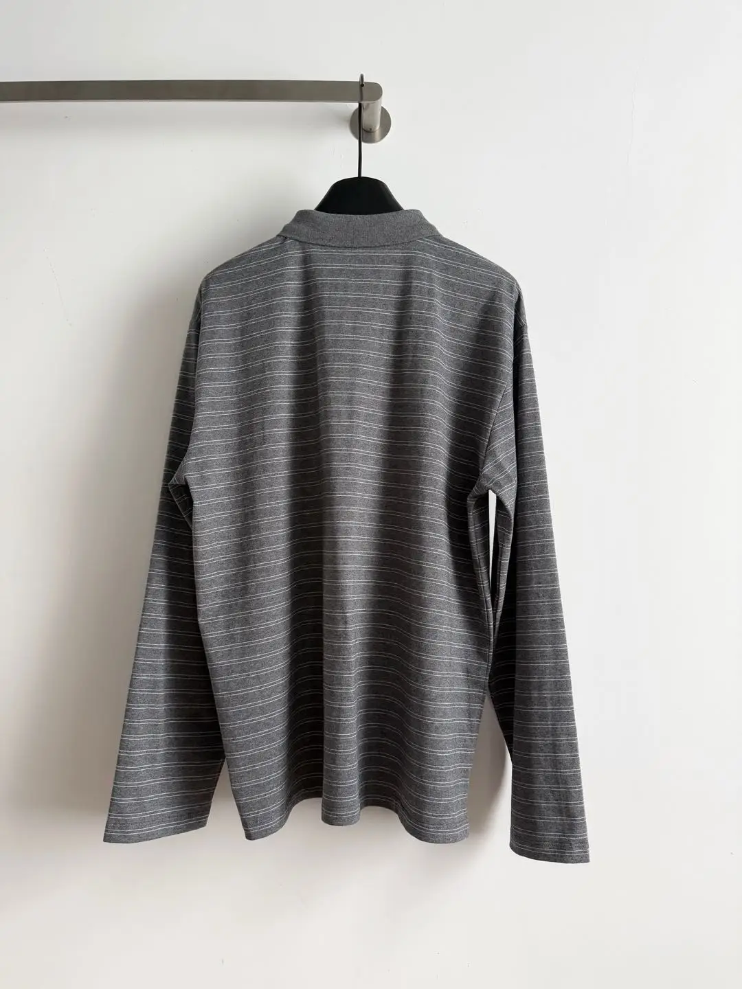 Серая полосатая рубашка поло с длинным рукавом, классический и модный универсальный топ для мужчин
Серая полосатая рубашка поло с длинным рукавом, классический и модный универсальный топ для мужчин