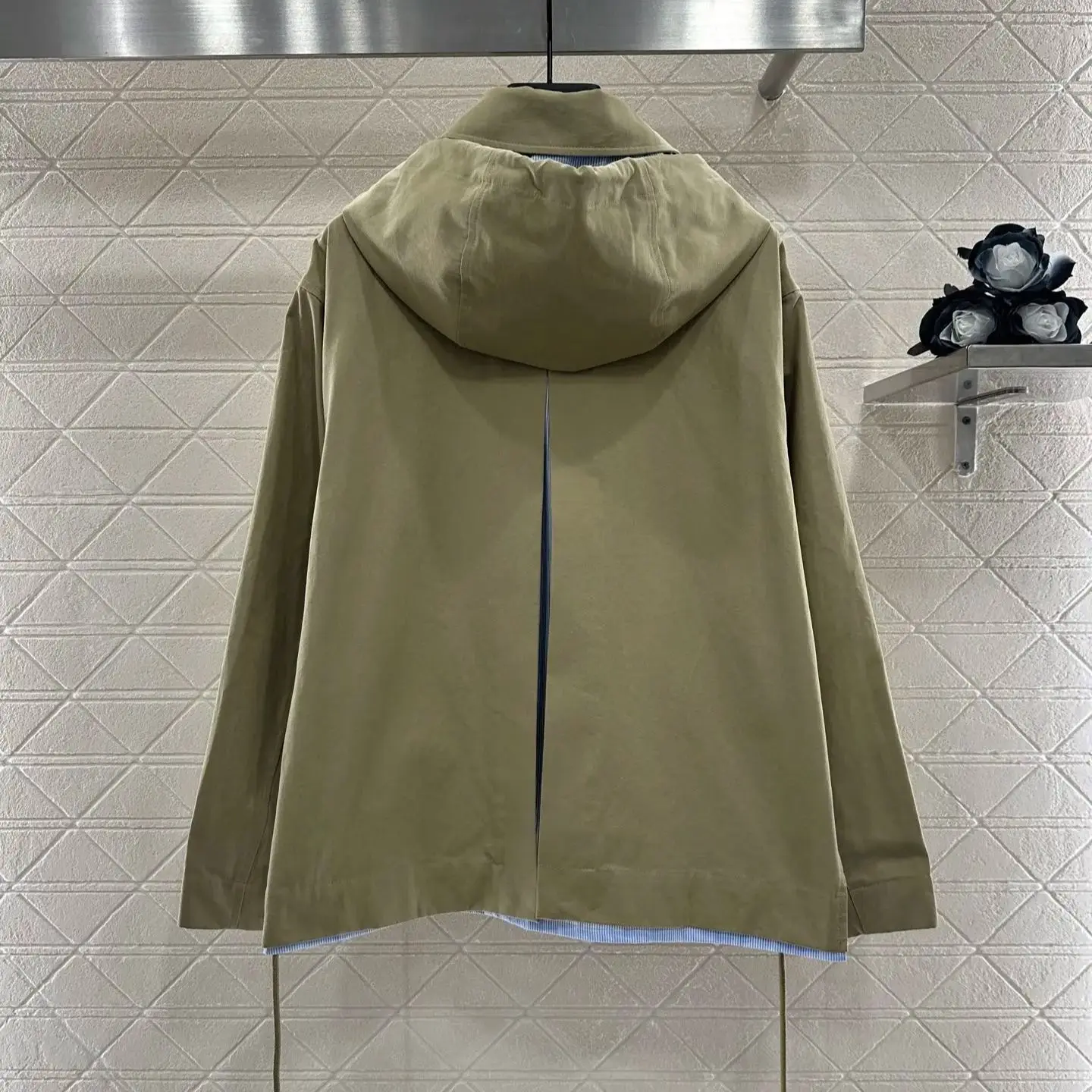 2025 New Detachable Collar Stitching Windbreaker Jacket Cotton Material Hooded Drawstring Zipper Jacket Back Split Light Khaki
2025 New Detachable Collar Stitching Windbreaker Jacket Cotton Material Hooded Drawstring Zipper Jacket Back Split Light Khaki