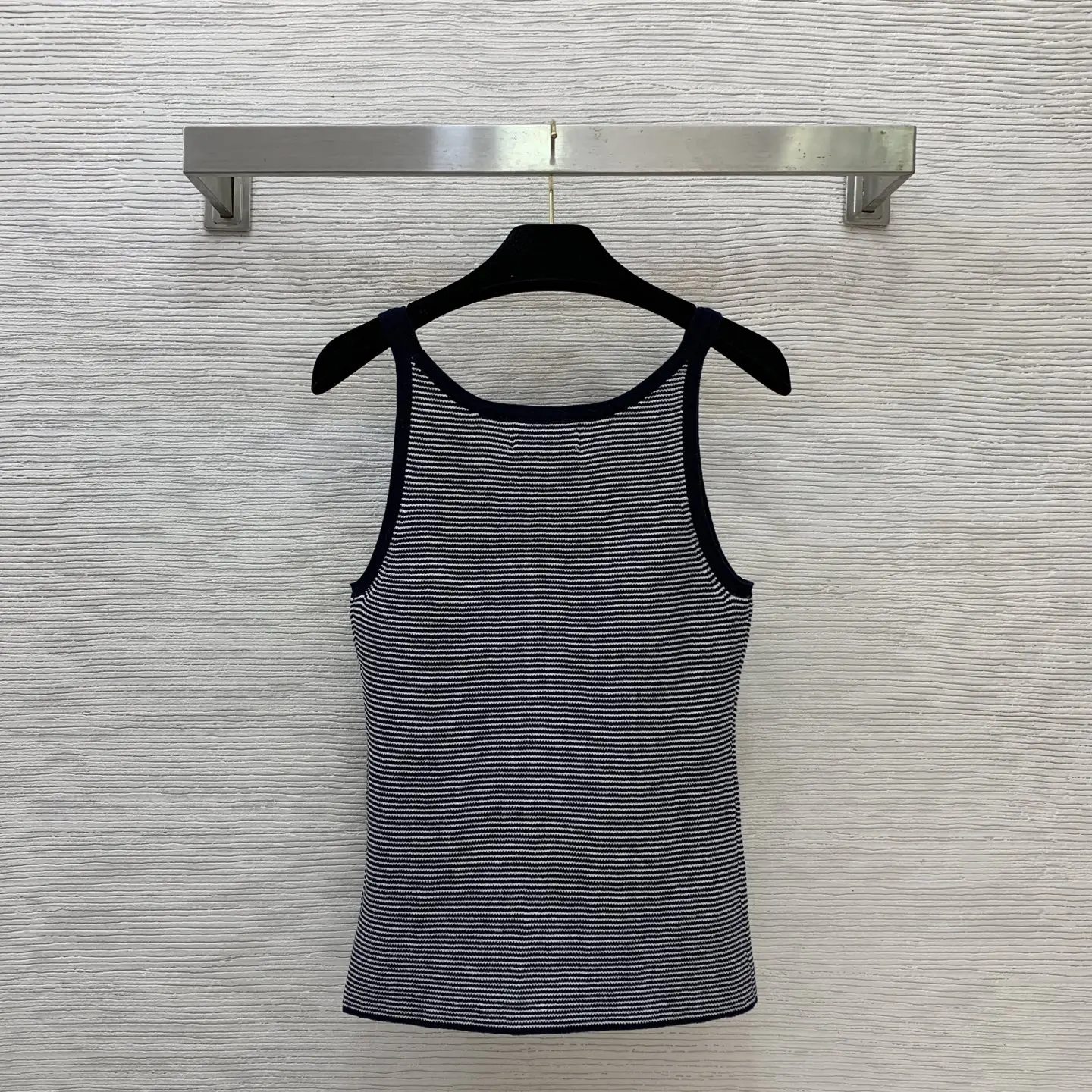 Ladies' new style elegant temperament, contrasting colors, edging, slimming, elastic striped knitted vest, camisole top
Ladies' new style elegant temperament, contrasting colors, edging, slimming, elastic striped knitted vest, camisole top