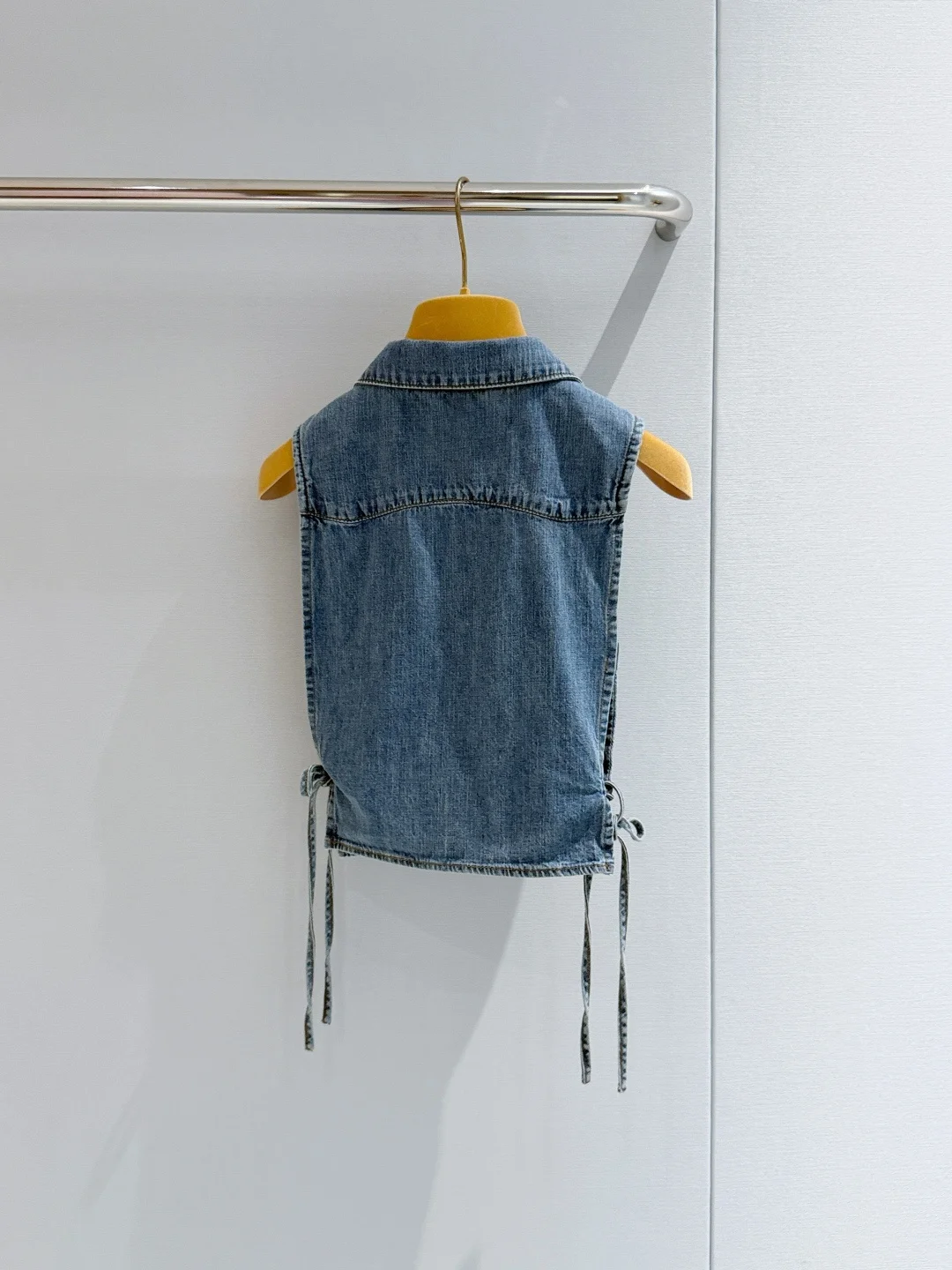2026 Summer New Letter Embroidery Vintage Lapel Tie Denim Sleeveless Blouse For Women
2026 Summer New Letter Embroidery Vintage Lapel Tie Denim Sleeveless Blouse For Women
