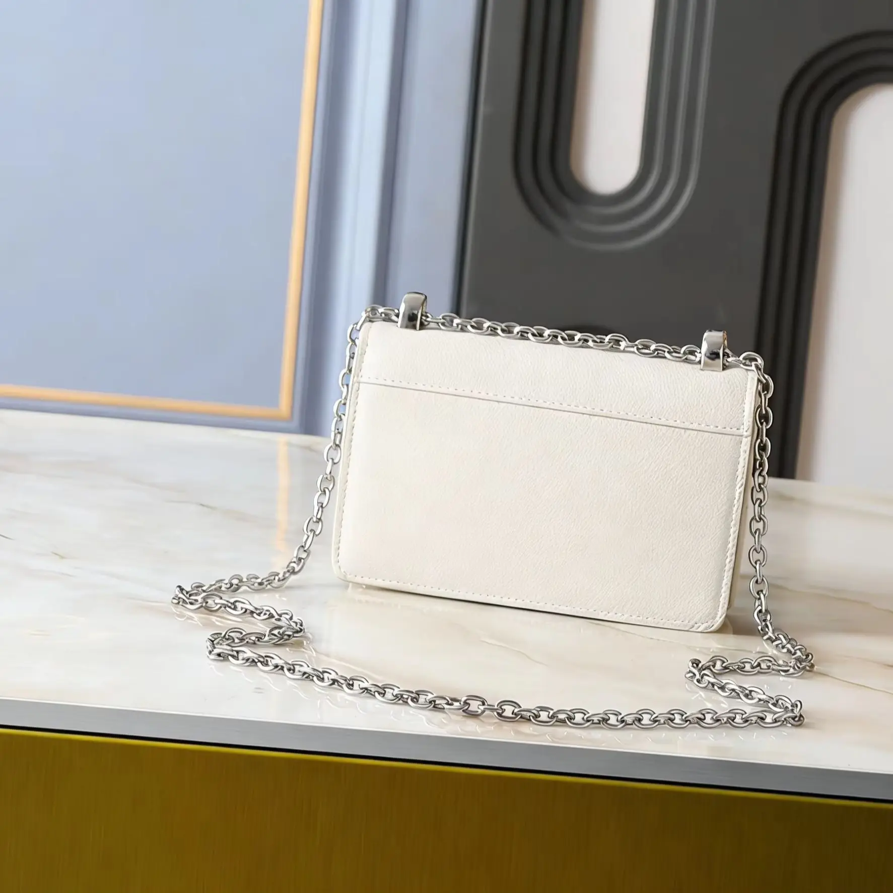2025 Elegant Chain White Wallet 19.5 x 13.5 x 6.5cm
2025 Elegant Chain White Wallet 19.5 x 13.5 x 6.5cm