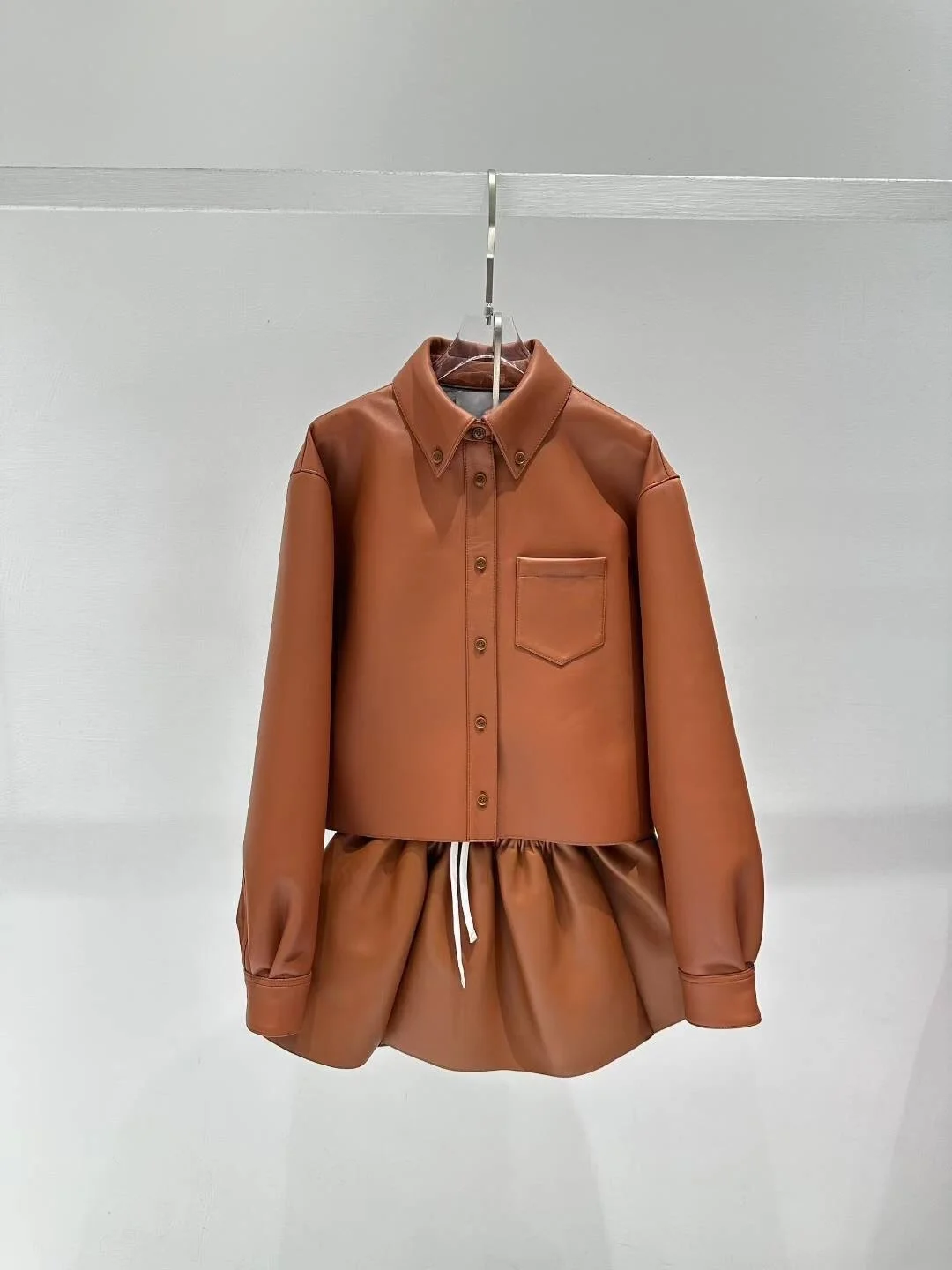 2025 Early Autumn New Melad Brown Collar Style Short Leather Jacket Short Skirt Set, High end, Fashionable, Casual, Girl Style
2025 Early Autumn New Melad Brown Collar Style Short Leather Jacket Short Skirt Set, High end, Fashionable, Casual, Girl Style