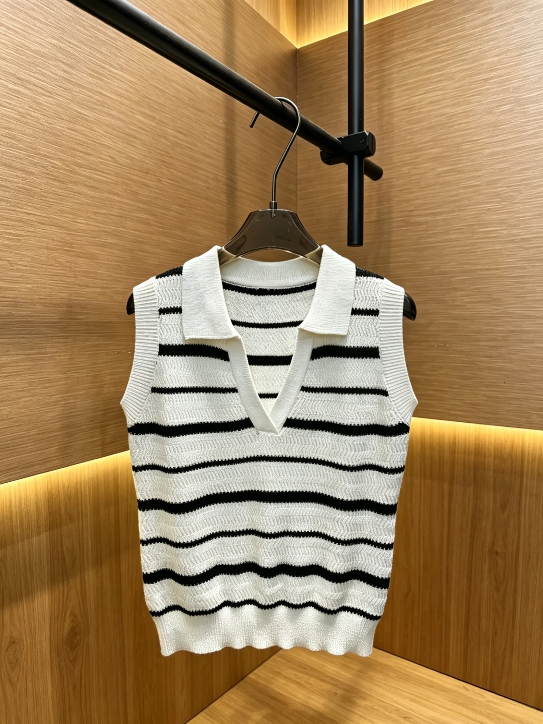 2026 New Style Womens Black and White Striped Vest Size S Classic Fashion Trend Style Code 016
2026 New Style Womens Black and White Striped Vest Size S Classic Fashion Trend Style Code 016