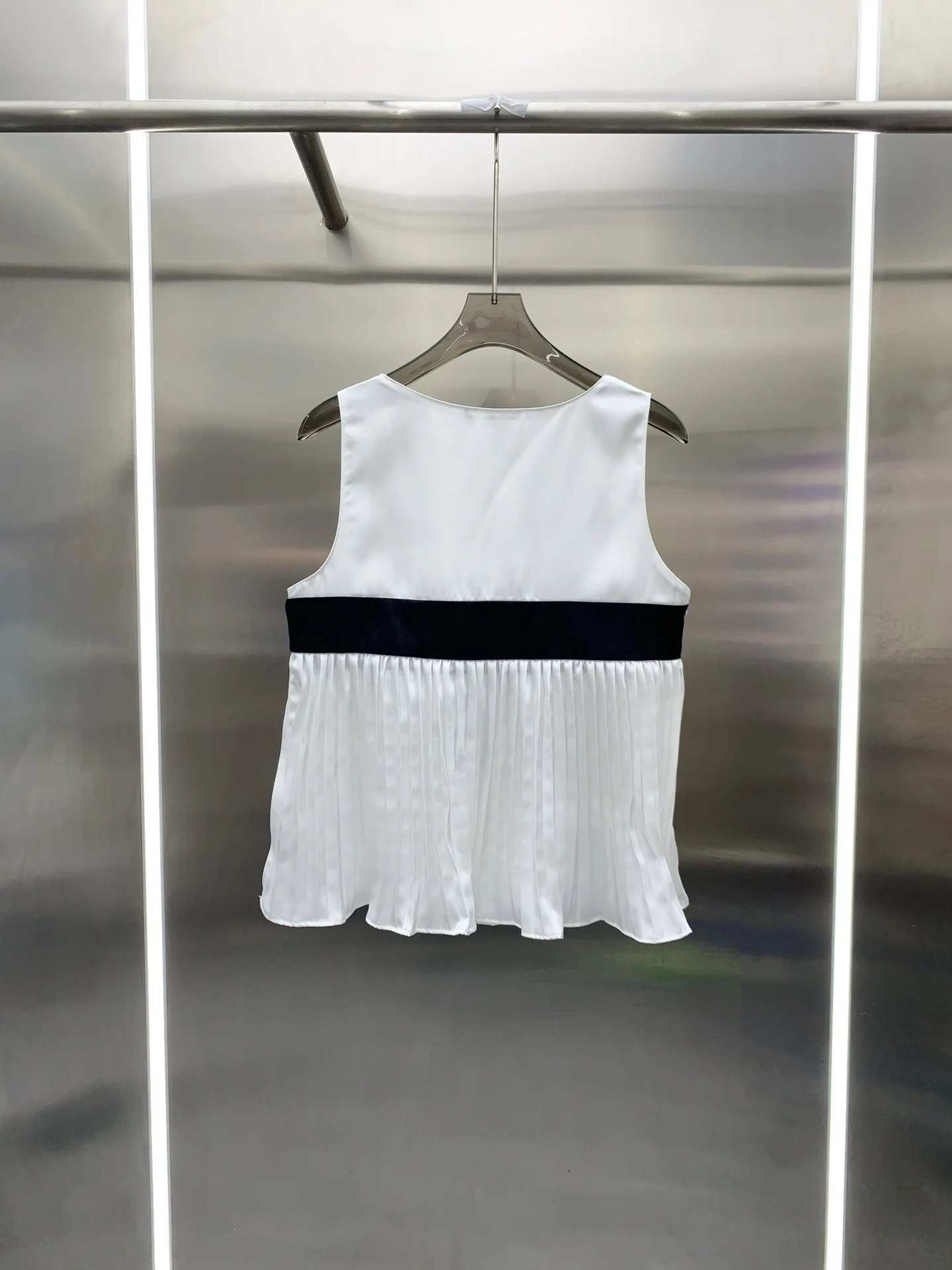 2026 Summer Women's Contrast Waistband Pleated Hem Sleeveless Top Slim Fit Gentle Style Vest ZX185113
2026 Summer Women's Contrast Waistband Pleated Hem Sleeveless Top Slim Fit Gentle Style Vest ZX185113