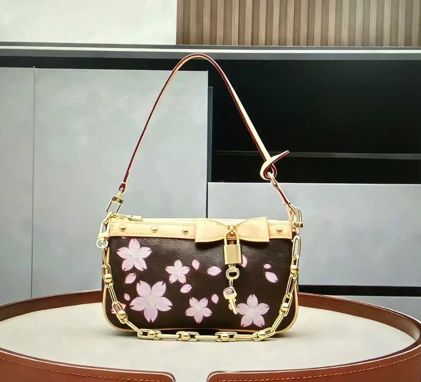 Новинка 2023 года, холщовая женская сумка с узором вишни, классическая сумка через плечо высокого качества (размер: 22-13-4 см) 101A 
Новинка 2023 года, холщовая женская сумка с узором вишни, классическая сумка через плечо высокого качества (размер: 22-13-4 см) 101A