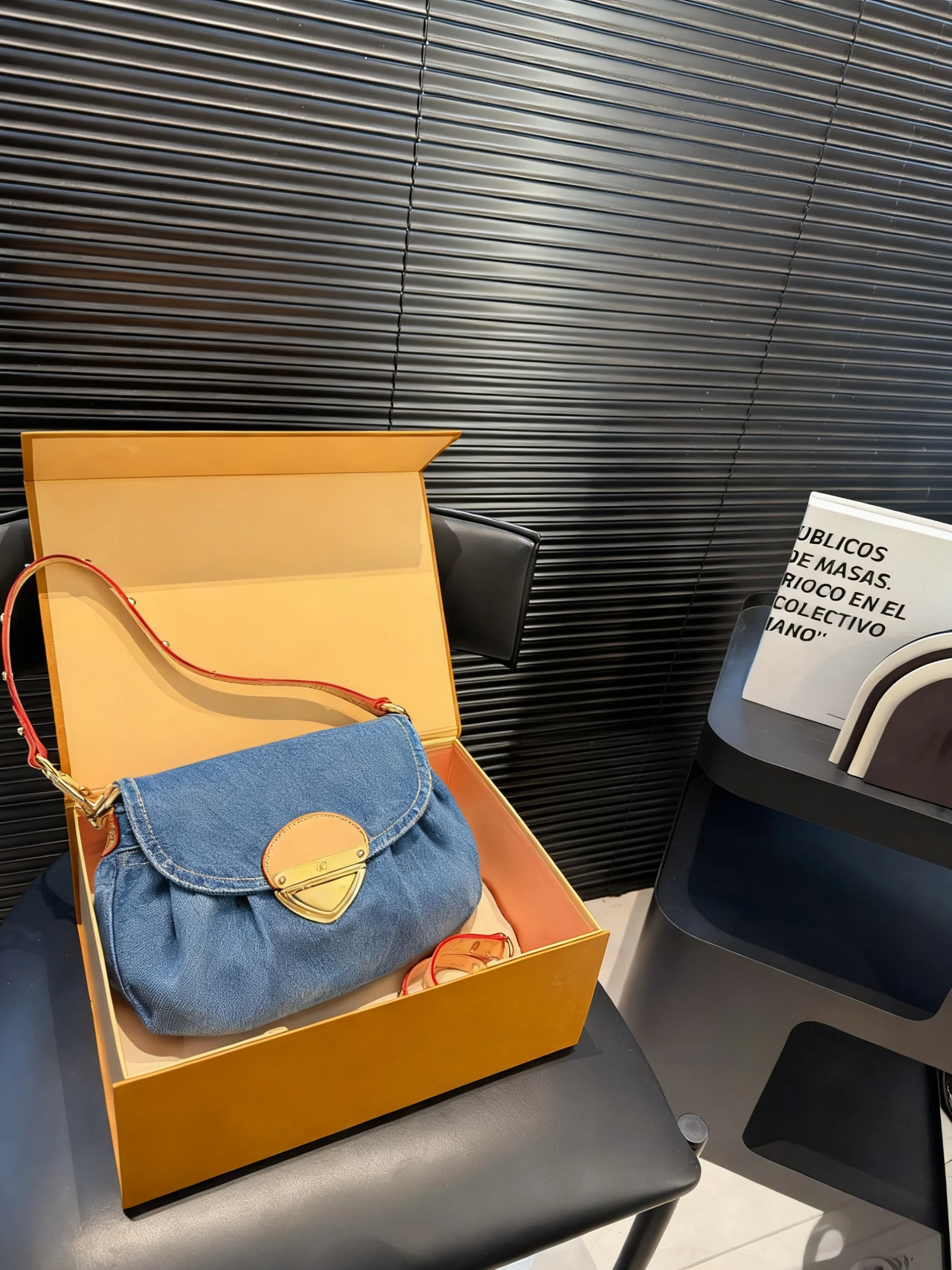 Новый стиль можно носить на одно плечо или через плечо из мягкой ткани. Изысканная джинсовая сумка подмышками.
Новый стиль можно носить на одно плечо или через плечо из мягкой ткани. Изысканная джинсовая сумка подмышками.