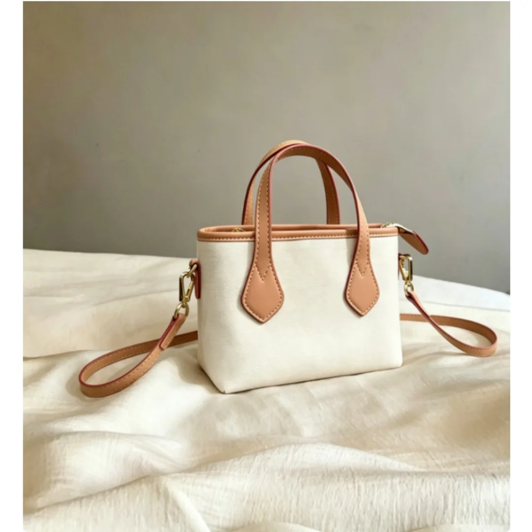 New Size 19*14CM Women's Fashionable And Versatile Letter-printed Cute Hand-held Crossbody Bag No Box
New Size 19*14CM Women's Fashionable And Versatile Letter-printed Cute Hand-held Crossbody Bag No Box