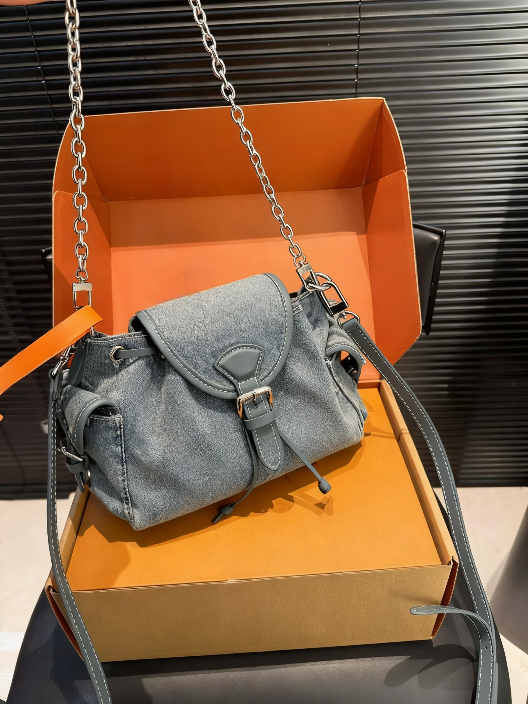 2025 New size: 22x17 cm Fashionable Versatile bags leather cherry Portable can be carried on the shoulder no boxes
2025 New size: 22x17 cm Fashionable Versatile bags leather cherry Portable can be carried on the shoulder no boxes