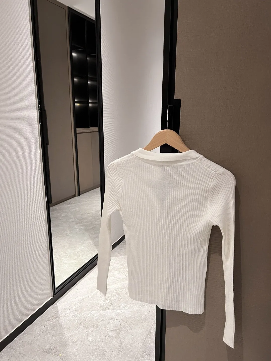 Осень/зима 2022, новая женская базовая рубашка с длинными рукавами и лацканами
Осень/зима 2022, новая женская базовая рубашка с длинными рукавами и лацканами