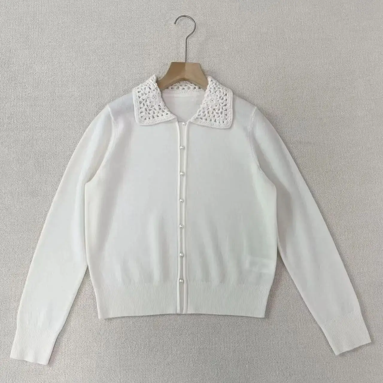 Элегантный кардиган с кружевным воротником и жемчужными пуговицами.
Элегантный кардиган с кружевным воротником и жемчужными пуговицами.