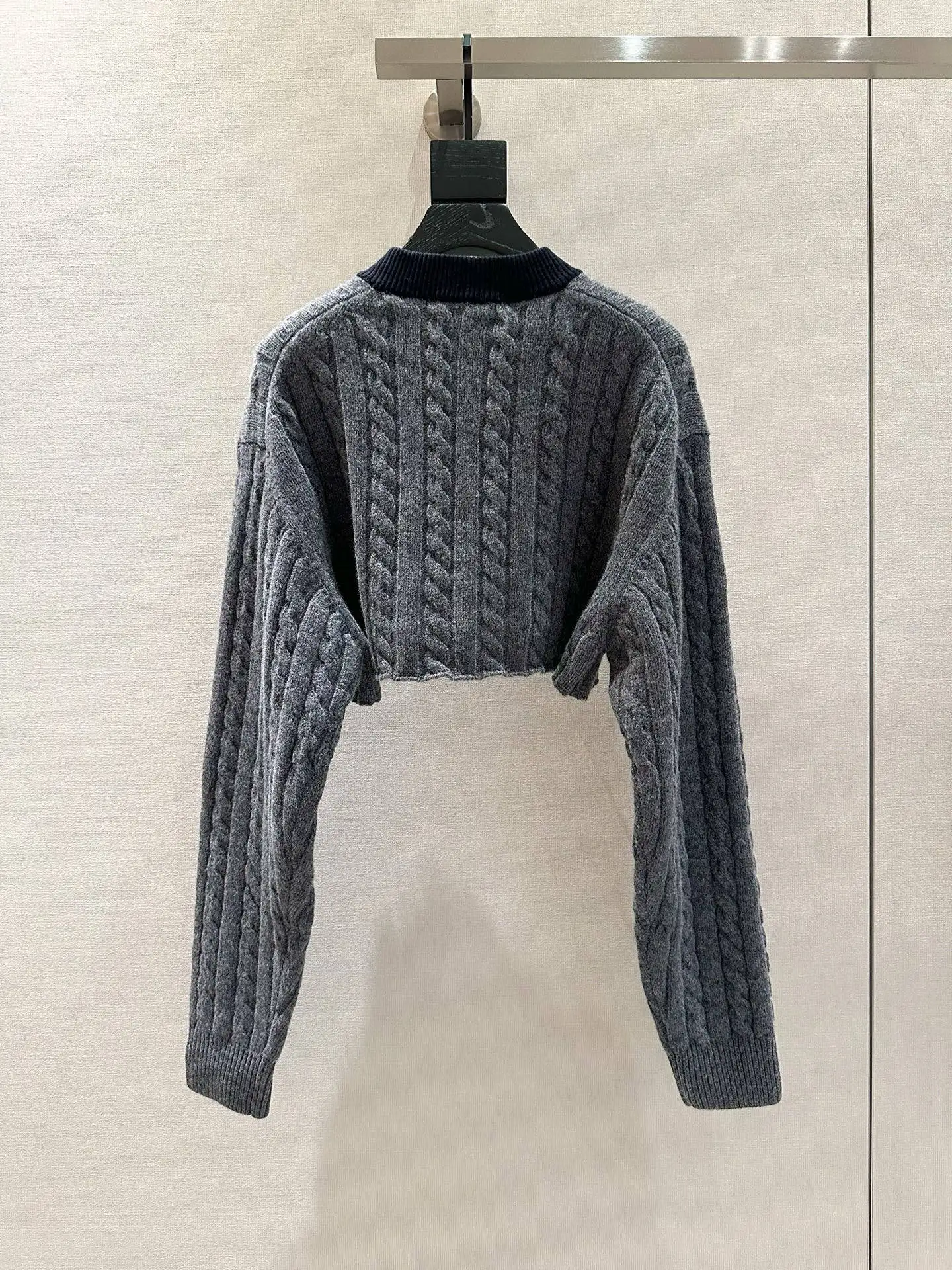 High end Women's Autumn and Winter New Color Contrast Thread Splicing V-neck Fried Dough Twists short sleeve knitting sweater149
High end Women's Autumn and Winter New Color Contrast Thread Splicing V-neck Fried Dough Twists short sleeve knitting sweater149